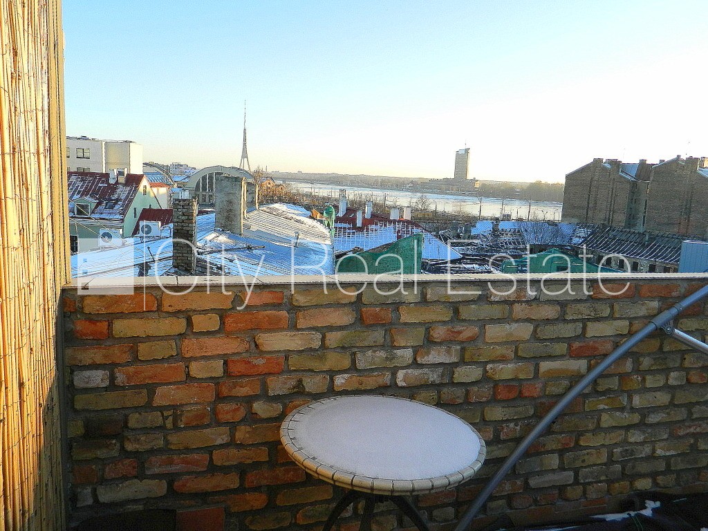 Sludinājumi. Fasādes māja, ieeja no ielas, kāpņu telpa pēc kosmētiskā remonta, franču balkons, terase, logi Cena: 1000 EUR/mēn Foto #1