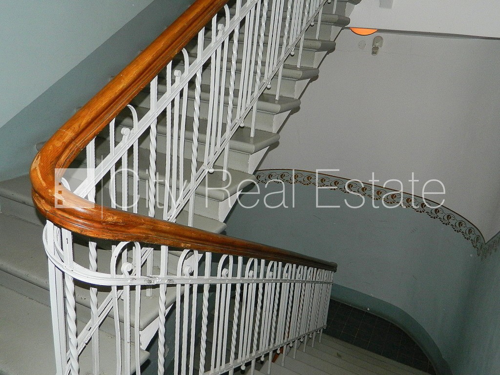 Sludinājumi. Fasādes māja, ieeja no ielas, kāpņu telpa pēc kosmētiskā remonta, franču balkons, terase, logi Cena: 1000 EUR/mēn Foto #23