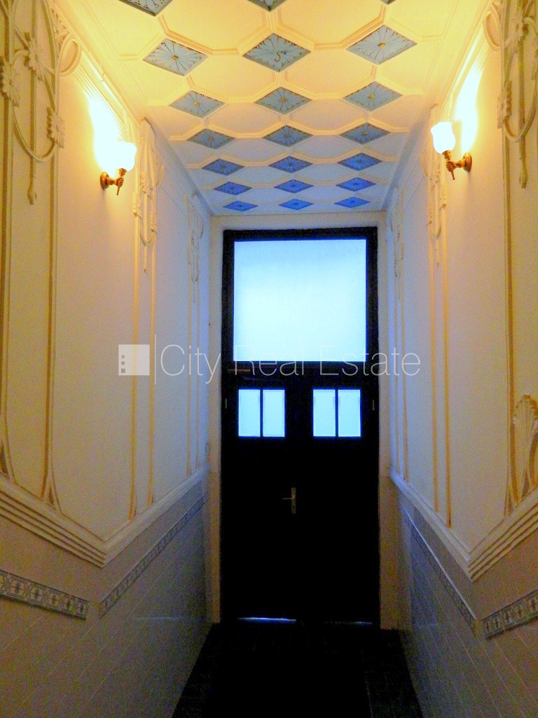 Sludinājumi. Fasādes māja, ieeja no ielas, kāpņu telpa pēc kosmētiskā remonta, franču balkons, terase, logi Cena: 1000 EUR/mēn Foto #24