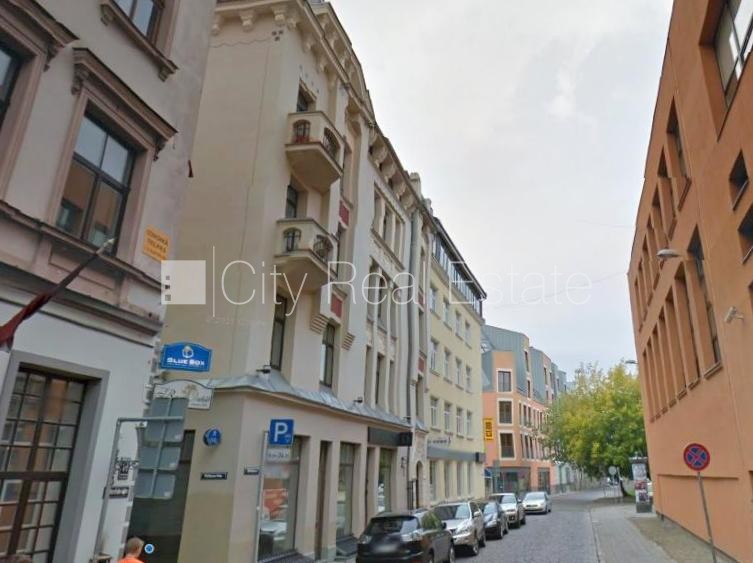 Sludinājumi. Fasādes māja, ieeja no ielas, kāpņu telpa pēc kosmētiskā remonta, franču balkons, terase, logi Cena: 1000 EUR/mēn Foto #25