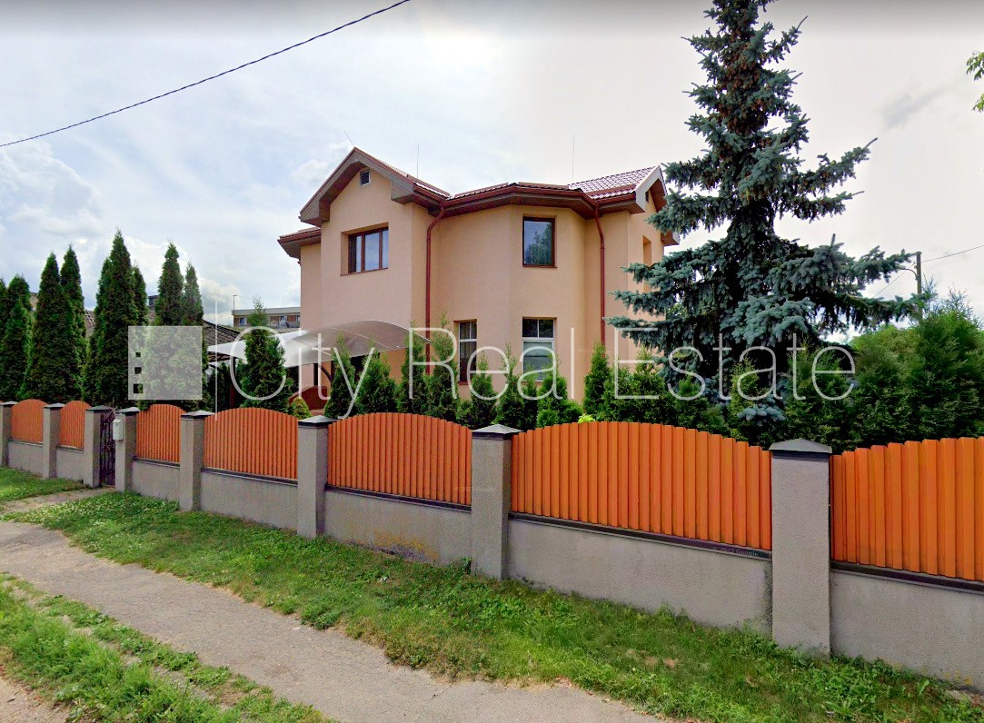 Sludinājumi. Privātmāja, jaunceltne, labiekārtota apzaļumota teritorija, teritorijas iebrauktuves vārti aprīkoti Cena: 345500 EUR Foto #2