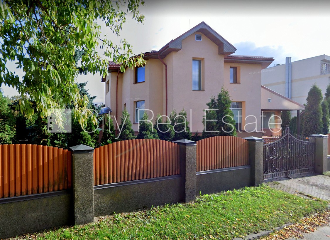 Sludinājumi. Privātmāja, jaunceltne, labiekārtota apzaļumota teritorija, teritorijas iebrauktuves vārti aprīkoti Cena: 345500 EUR Foto #3