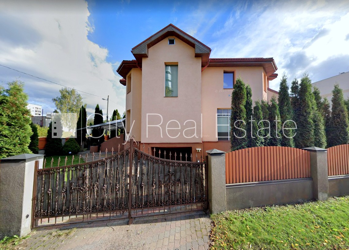 Sludinājumi. Privātmāja, jaunceltne, labiekārtota apzaļumota teritorija, teritorijas iebrauktuves vārti aprīkoti Cena: 345500 EUR Foto #4