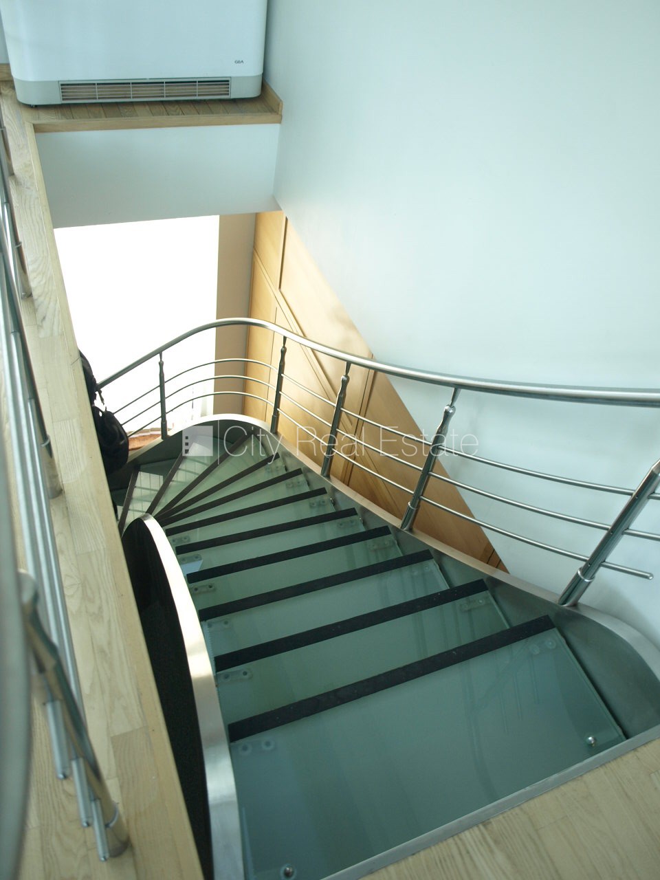 Sludinājumi. Fasādes māja, viena kvadrātmetra apsaimniekošanas maksa mēnesī  3,3 EUR, slēgts pagalms, garāžas Cena: 7007 EUR/mēn Foto #10