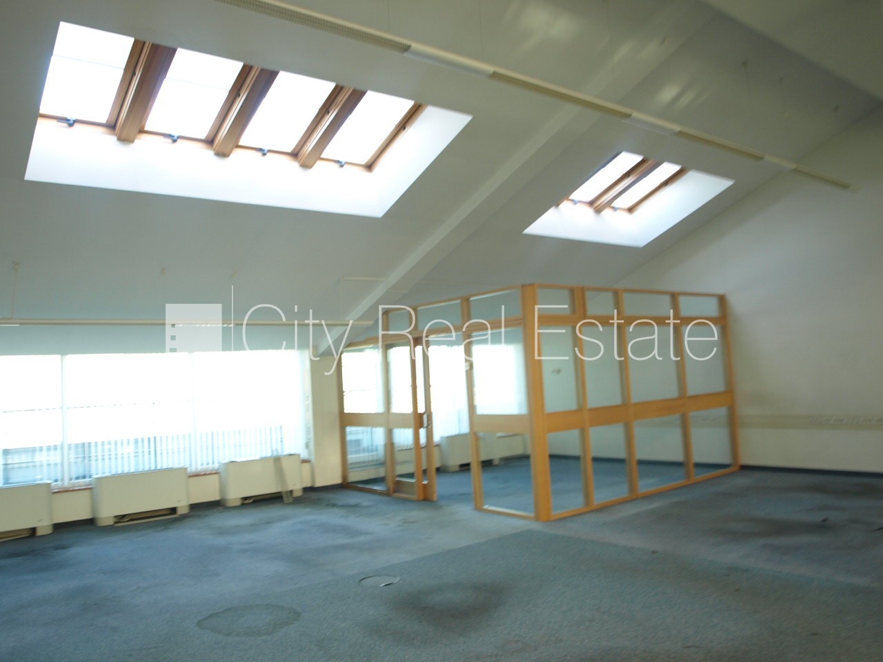 Sludinājumi. Fasādes māja, viena kvadrātmetra apsaimniekošanas maksa mēnesī  3,3 EUR, slēgts pagalms, garāžas Cena: 7007 EUR/mēn Foto #3