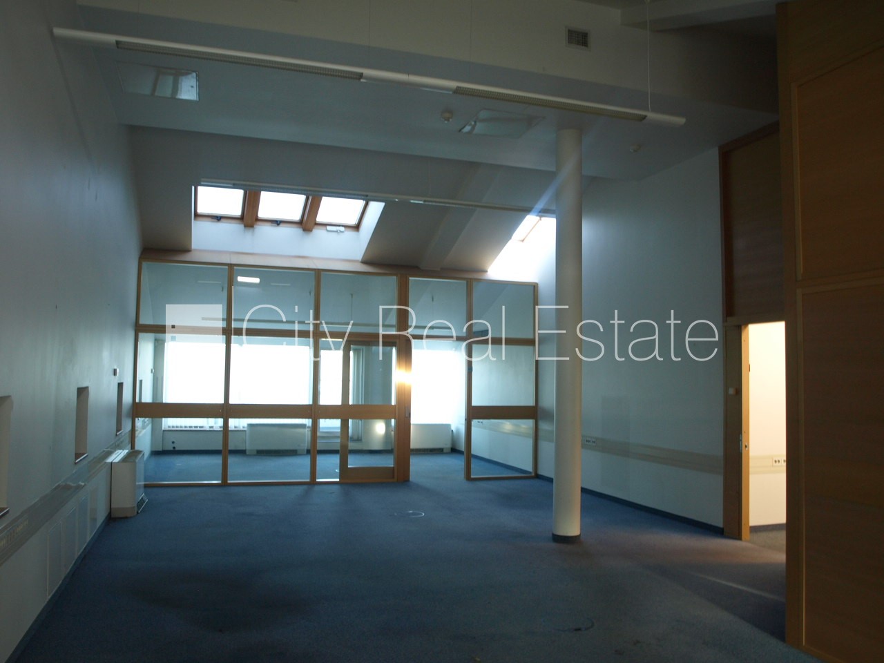 Sludinājumi. Fasādes māja, viena kvadrātmetra apsaimniekošanas maksa mēnesī  3,3 EUR, slēgts pagalms, garāžas Cena: 7007 EUR/mēn Foto #5