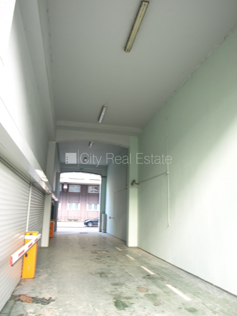 Sludinājumi. Fasādes māja, viena kvadrātmetra apsaimniekošanas maksa mēnesī  3,3 EUR, slēgts pagalms, garāžas Cena: 7007 EUR/mēn Foto #11