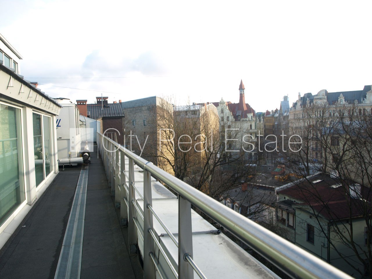 Sludinājumi. Fasādes māja, viena kvadrātmetra apsaimniekošanas maksa mēnesī  3,3 EUR, slēgts pagalms, garāžas Cena: 7007 EUR/mēn Foto #23