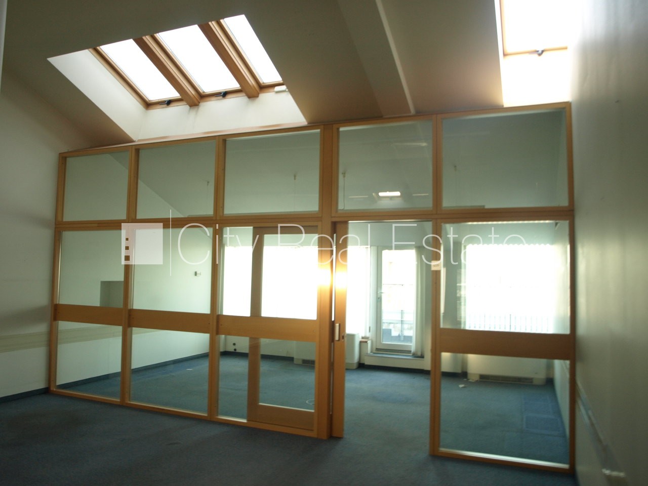 Sludinājumi. Fasādes māja, viena kvadrātmetra apsaimniekošanas maksa mēnesī  3,3 EUR, slēgts pagalms, garāžas Cena: 7007 EUR/mēn Foto #16