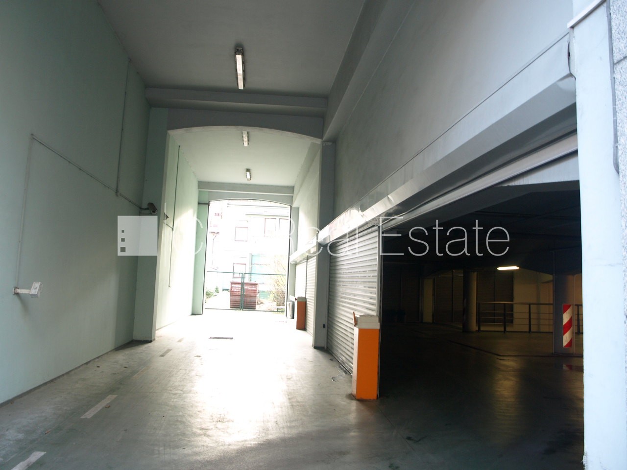 Sludinājumi. Fasādes māja, viena kvadrātmetra apsaimniekošanas maksa mēnesī  3,3 EUR, slēgts pagalms, garāžas Cena: 7007 EUR/mēn Foto #25