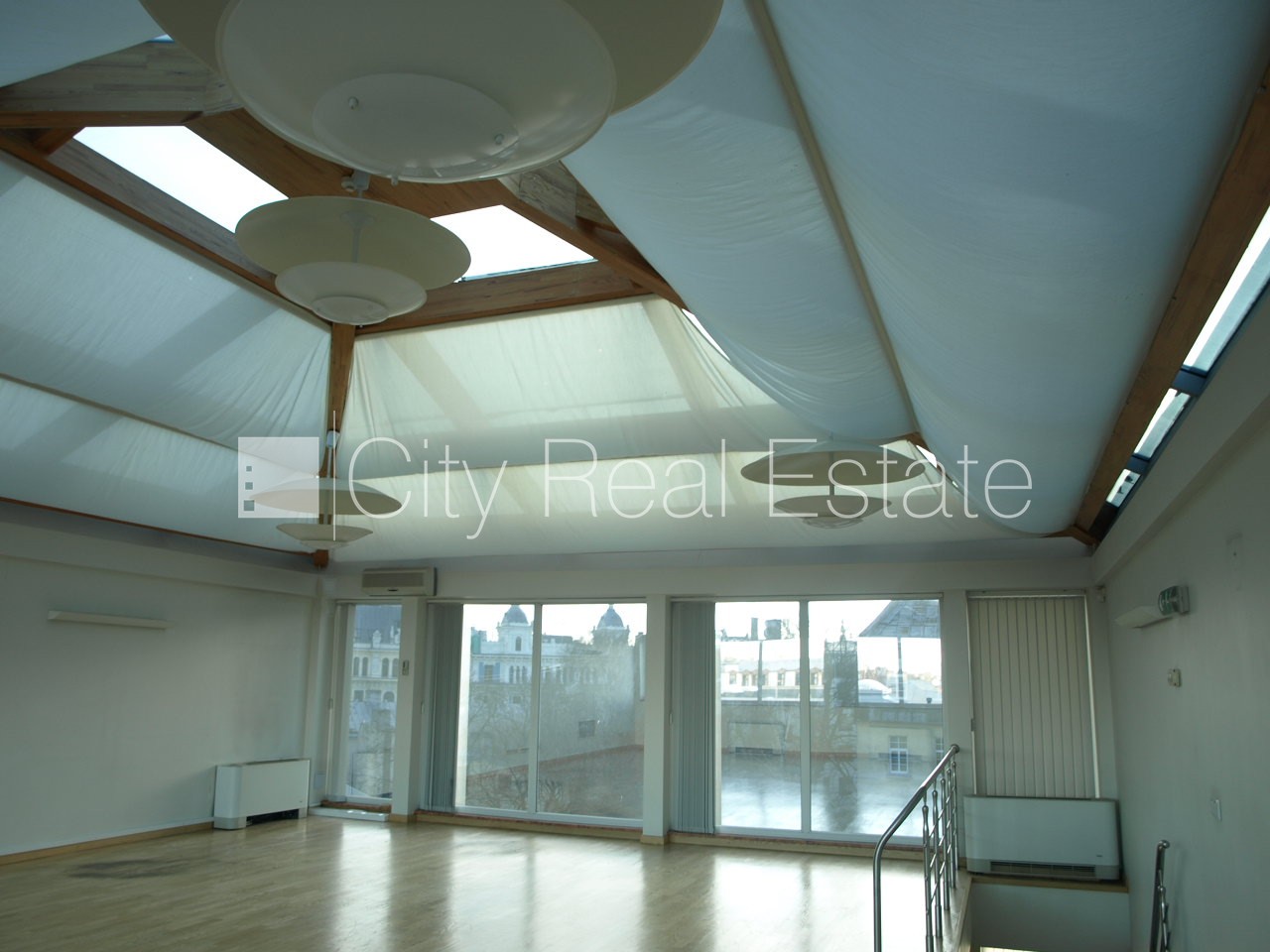 Sludinājumi. Fasādes māja, viena kvadrātmetra apsaimniekošanas maksa mēnesī  3,3 EUR, slēgts pagalms, garāžas Cena: 7007 EUR/mēn Foto #2