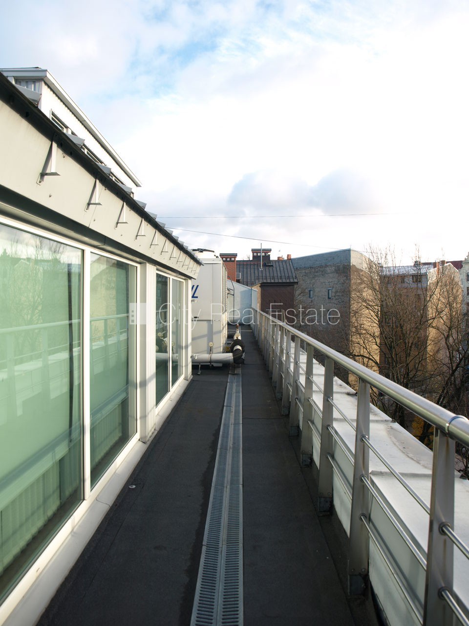 Sludinājumi. Fasādes māja, viena kvadrātmetra apsaimniekošanas maksa mēnesī  3,3 EUR, slēgts pagalms, garāžas Cena: 7007 EUR/mēn Foto #22