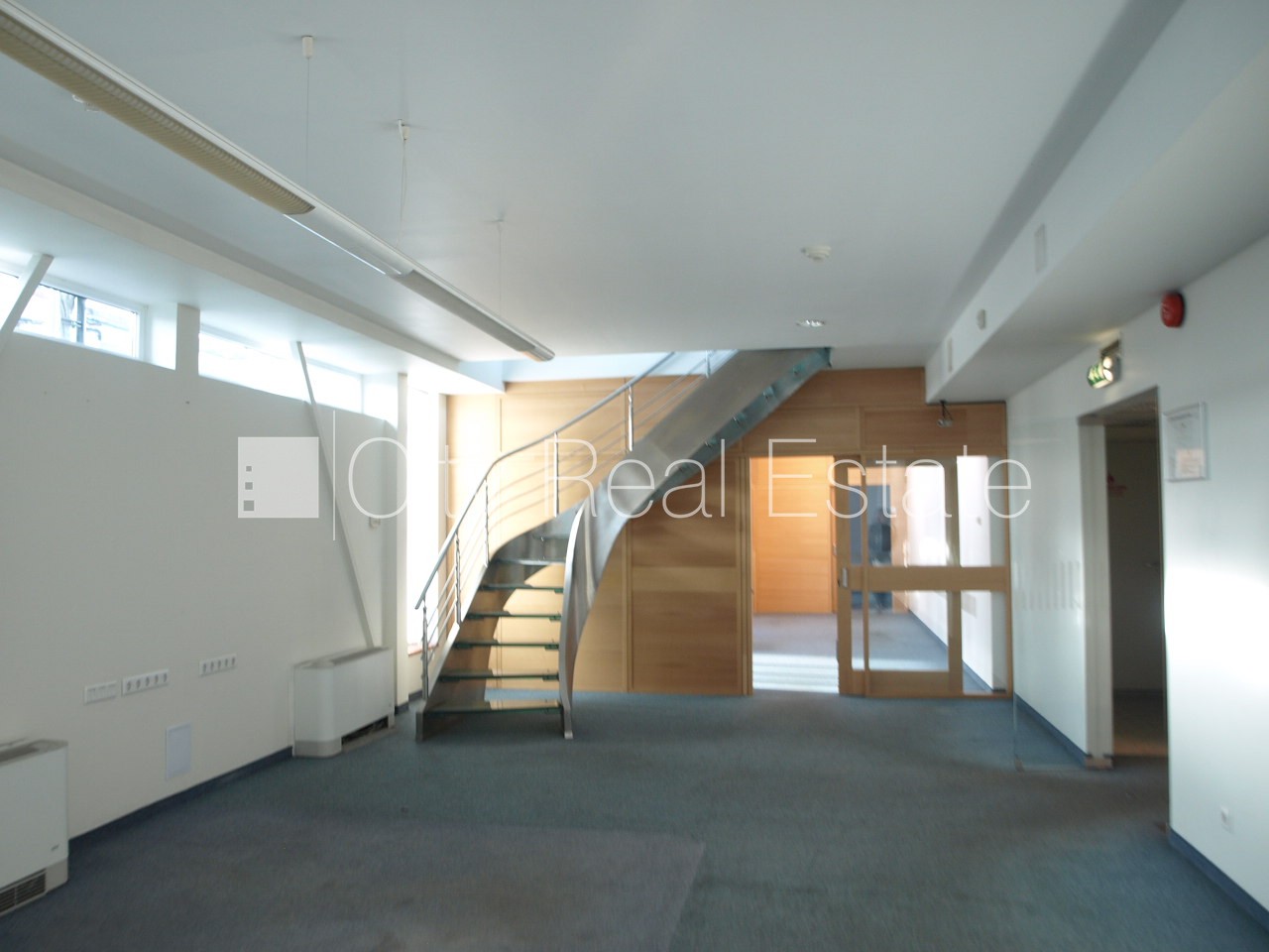 Sludinājumi. Fasādes māja, viena kvadrātmetra apsaimniekošanas maksa mēnesī  3,3 EUR, slēgts pagalms, garāžas Cena: 7007 EUR/mēn Foto #4