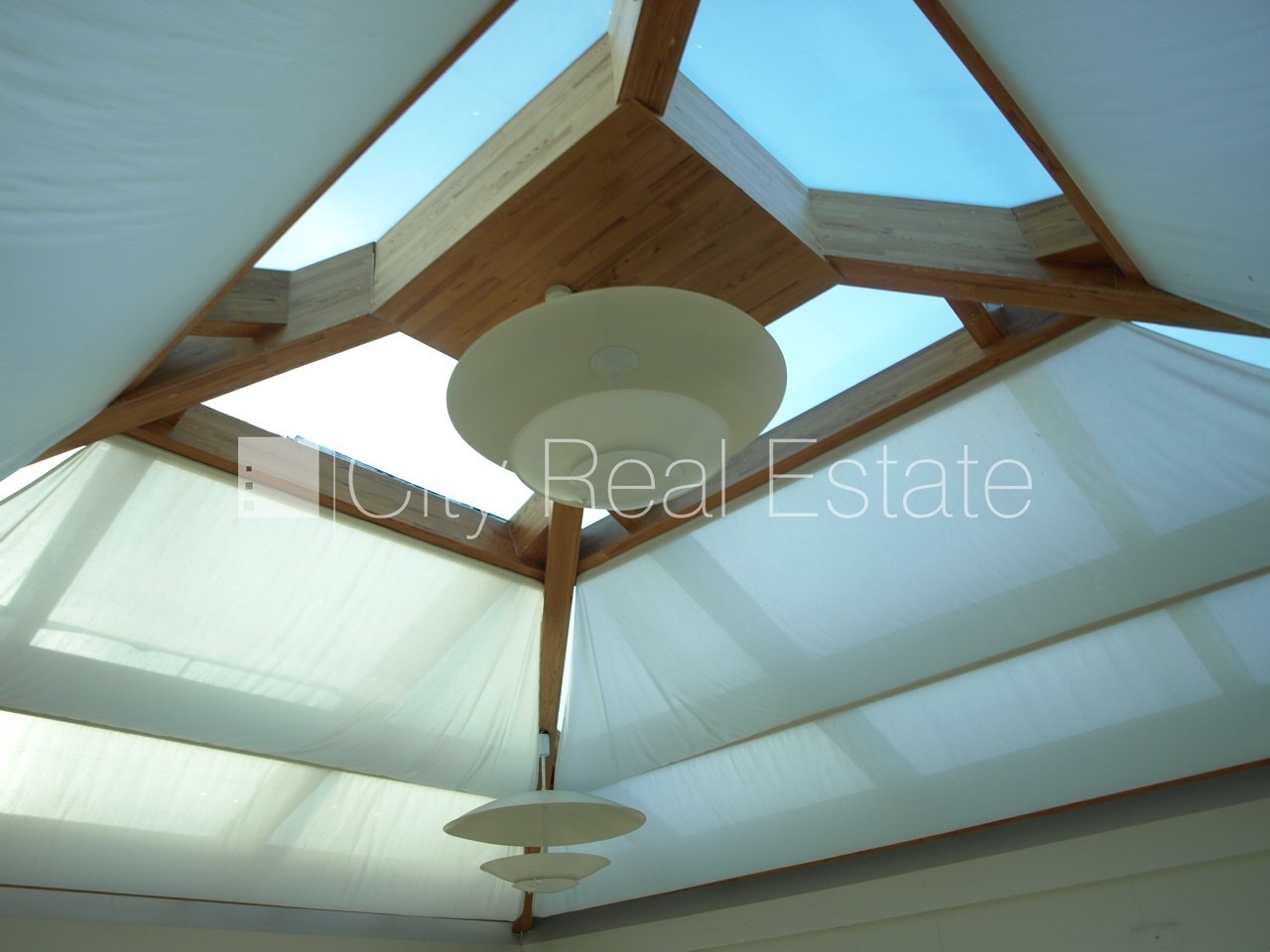 Sludinājumi. Fasādes māja, viena kvadrātmetra apsaimniekošanas maksa mēnesī  3,3 EUR, slēgts pagalms, garāžas Cena: 7007 EUR/mēn Foto #7