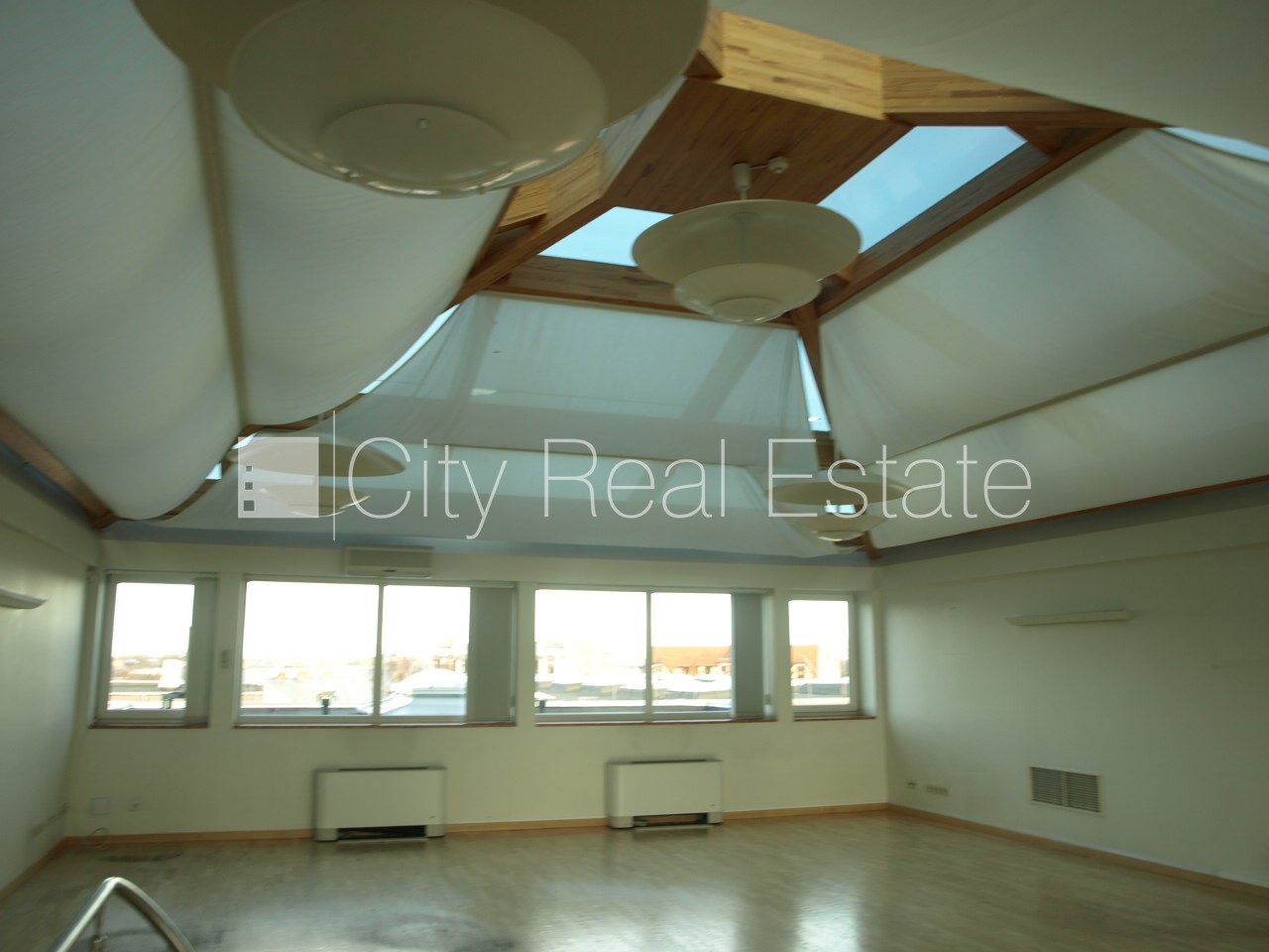 Sludinājumi. Fasādes māja, viena kvadrātmetra apsaimniekošanas maksa mēnesī  3,3 EUR, slēgts pagalms, garāžas Cena: 7007 EUR/mēn Foto #8