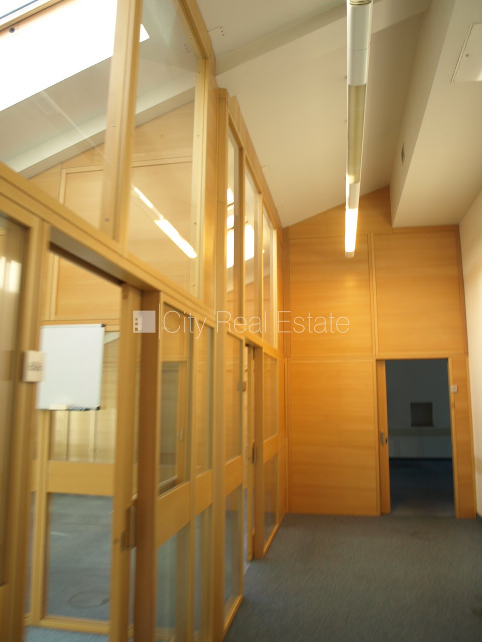 Sludinājumi. Fasādes māja, viena kvadrātmetra apsaimniekošanas maksa mēnesī  3,3 EUR, slēgts pagalms, garāžas Cena: 7007 EUR/mēn Foto #20