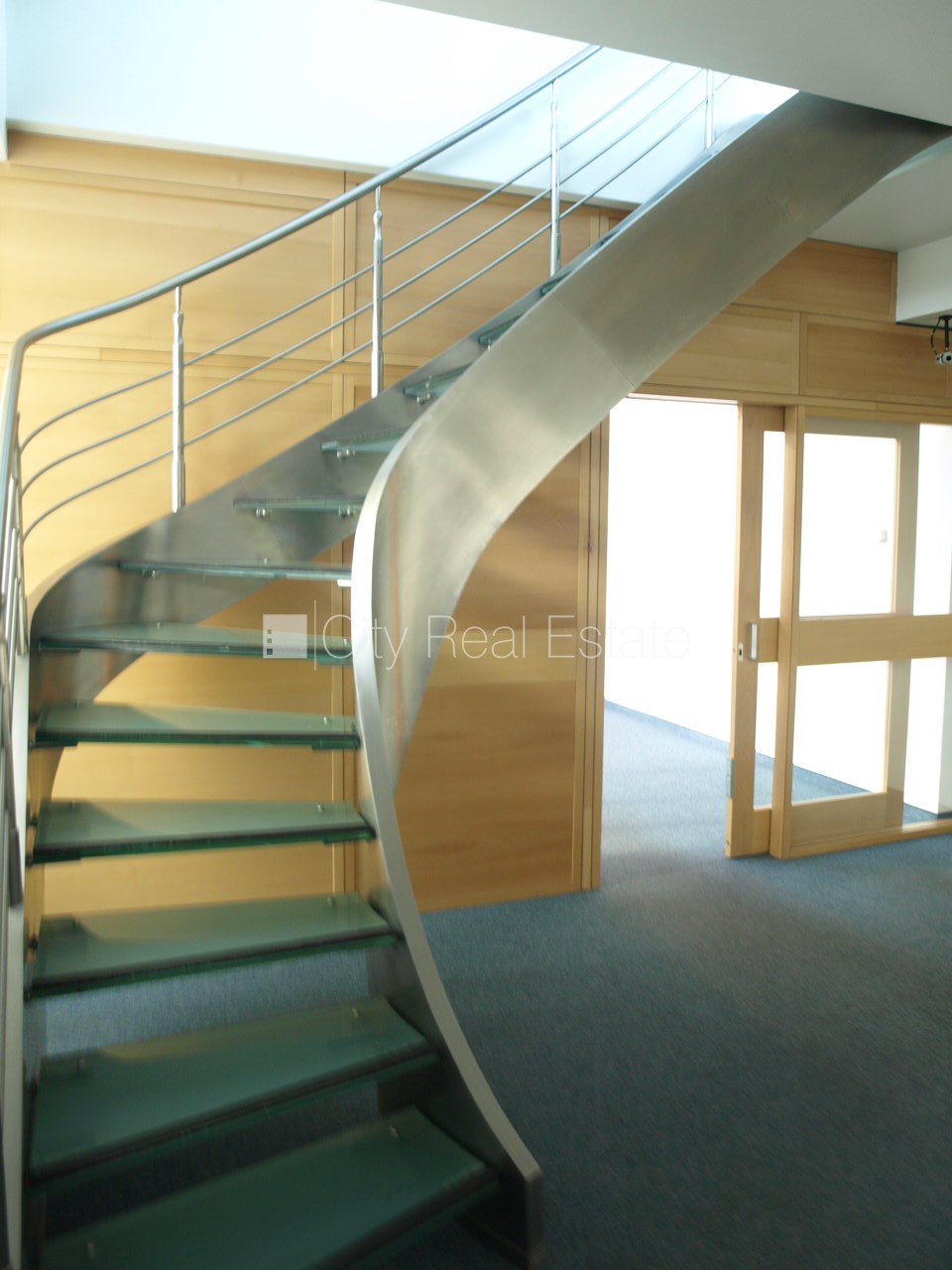 Sludinājumi. Fasādes māja, viena kvadrātmetra apsaimniekošanas maksa mēnesī  3,3 EUR, slēgts pagalms, garāžas Cena: 7007 EUR/mēn Foto #21