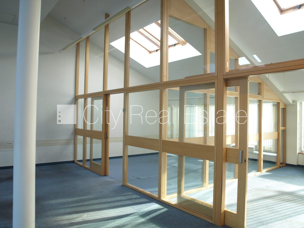 Sludinājumi. Fasādes māja, viena kvadrātmetra apsaimniekošanas maksa mēnesī  3,3 EUR, slēgts pagalms, garāžas Cena: 7007 EUR/mēn Foto #18