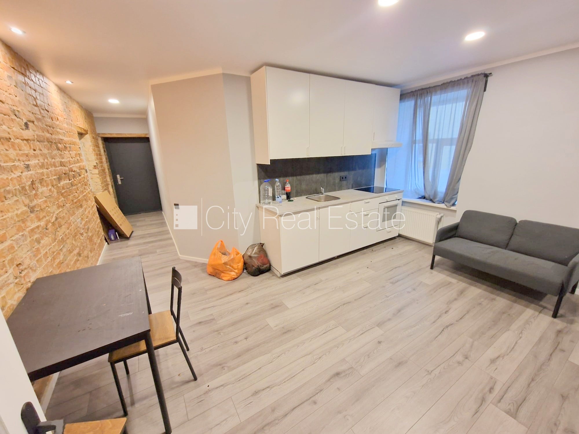 Sludinājumi. Pagalma ēka, renovēta māja, labiekārtots apzaļumots pagalms, ieeja no ielas, kāpņu telpa pēc Cena: 400 EUR/mēn Foto #5