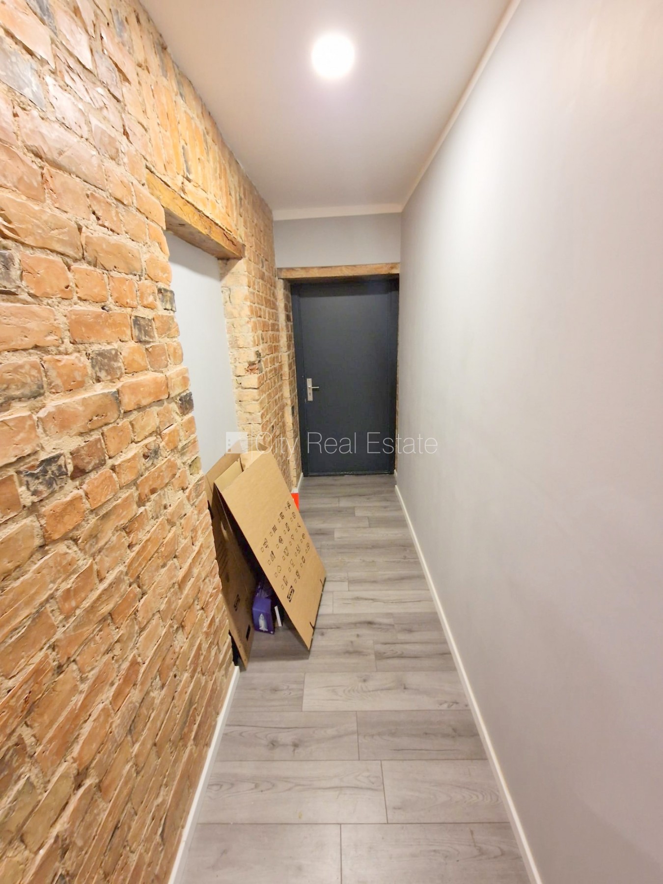 Sludinājumi. Pagalma ēka, renovēta māja, labiekārtots apzaļumots pagalms, ieeja no ielas, kāpņu telpa pēc Cena: 400 EUR/mēn Foto #13