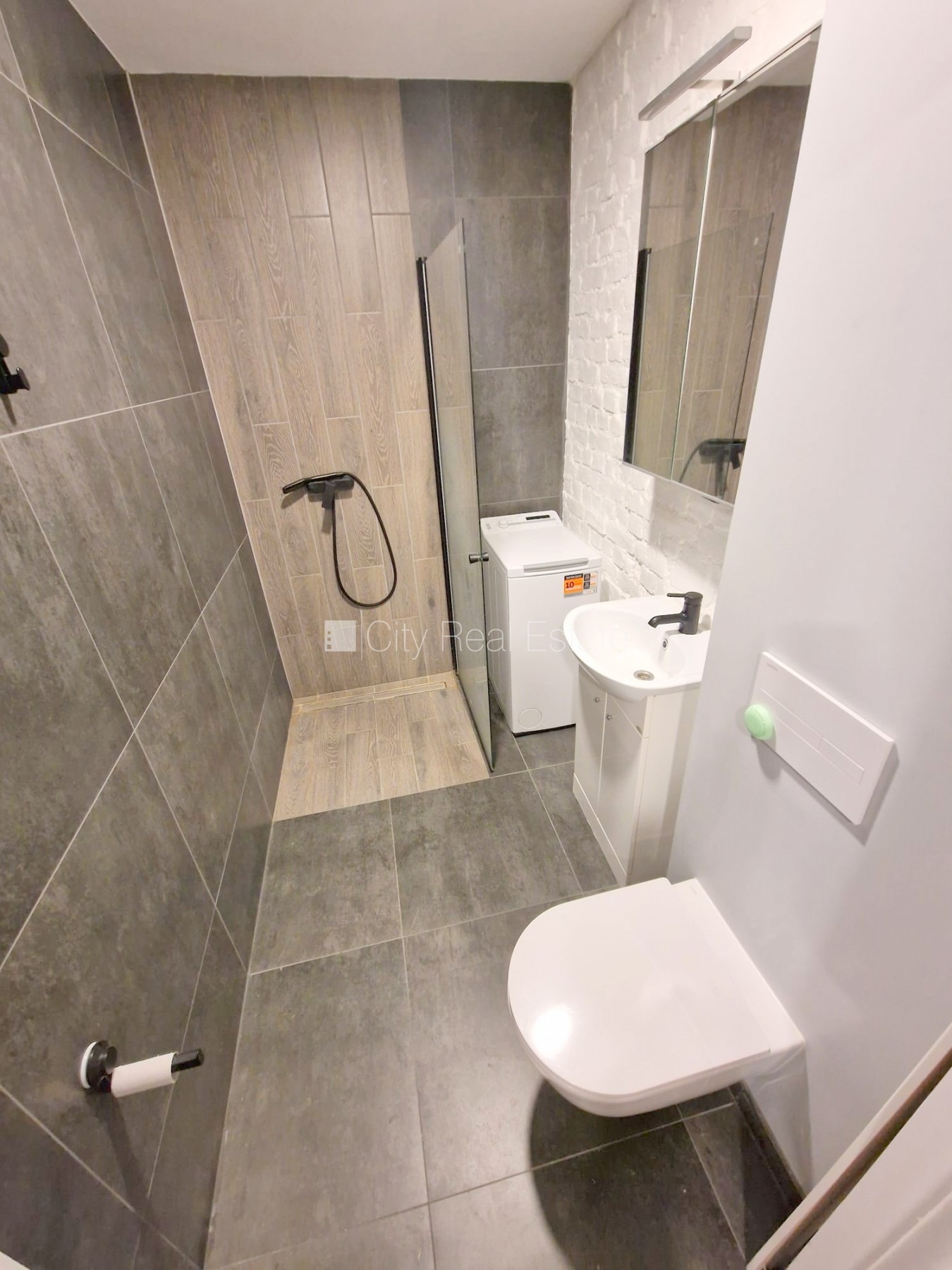 Sludinājumi. Pagalma ēka, renovēta māja, labiekārtots apzaļumots pagalms, ieeja no ielas, kāpņu telpa pēc Cena: 400 EUR/mēn Foto #10