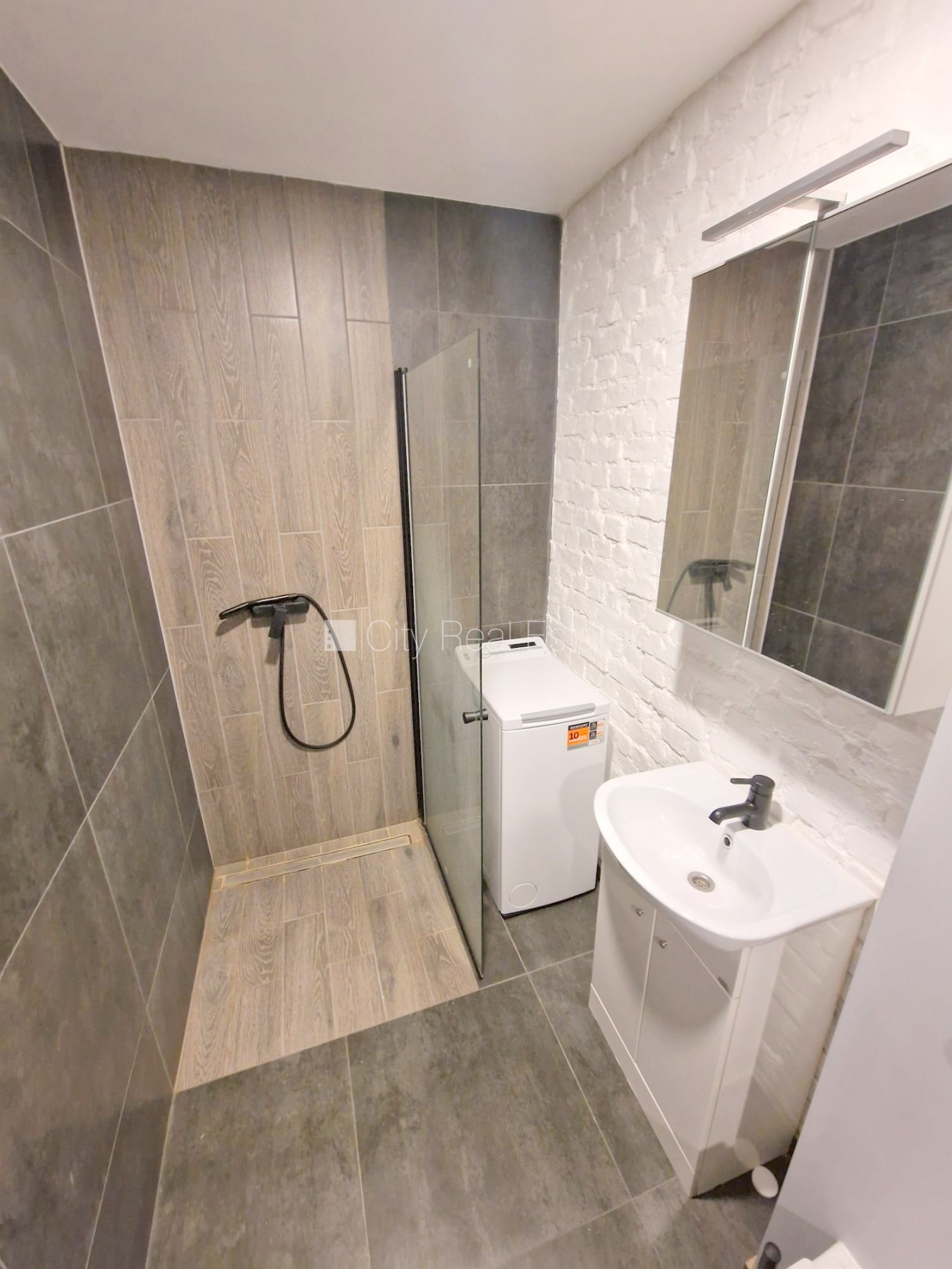 Sludinājumi. Pagalma ēka, renovēta māja, labiekārtots apzaļumots pagalms, ieeja no ielas, kāpņu telpa pēc Cena: 400 EUR/mēn Foto #11