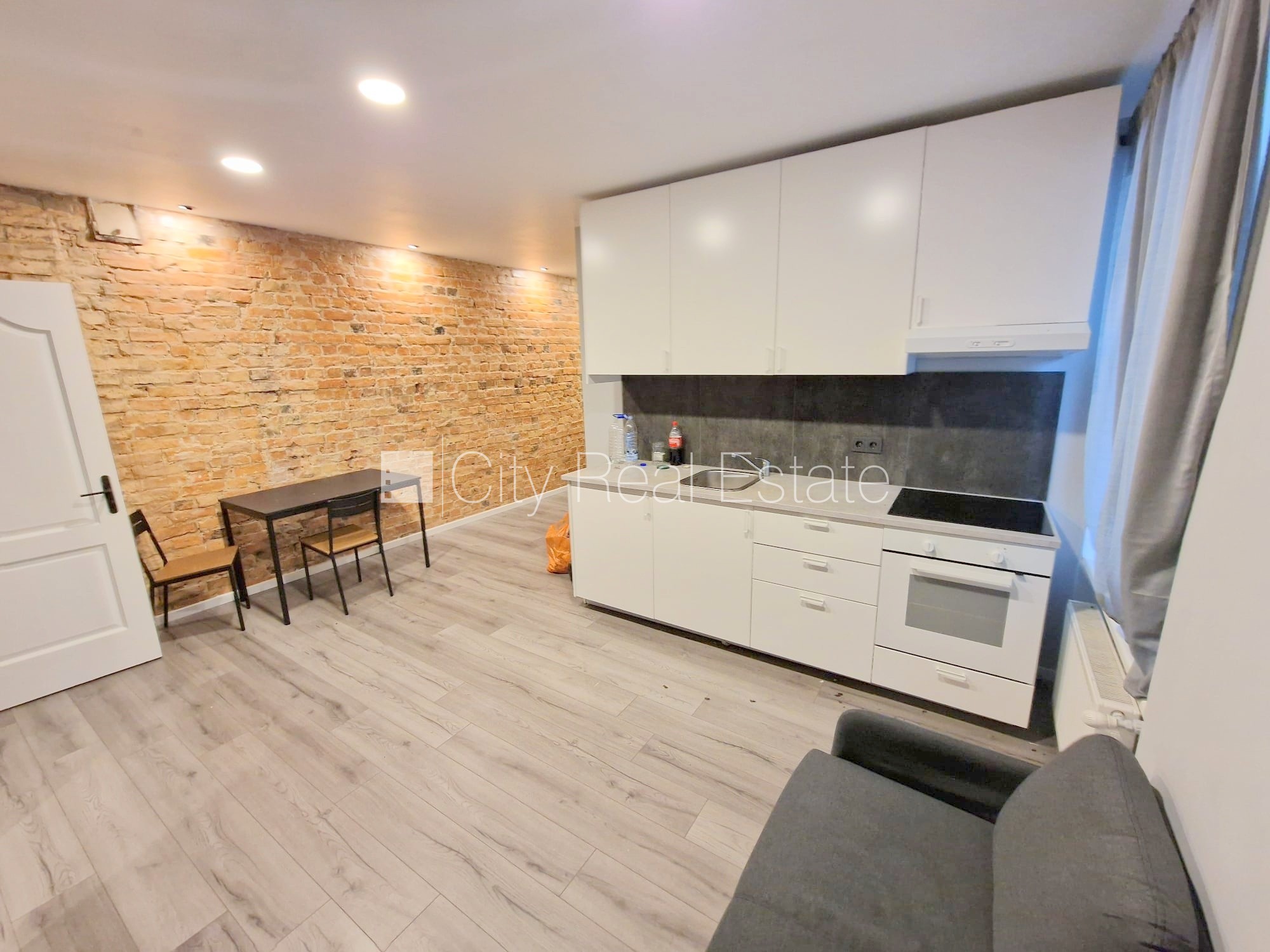 Sludinājumi. Pagalma ēka, renovēta māja, labiekārtots apzaļumots pagalms, ieeja no ielas, kāpņu telpa pēc Cena: 400 EUR/mēn Foto #4