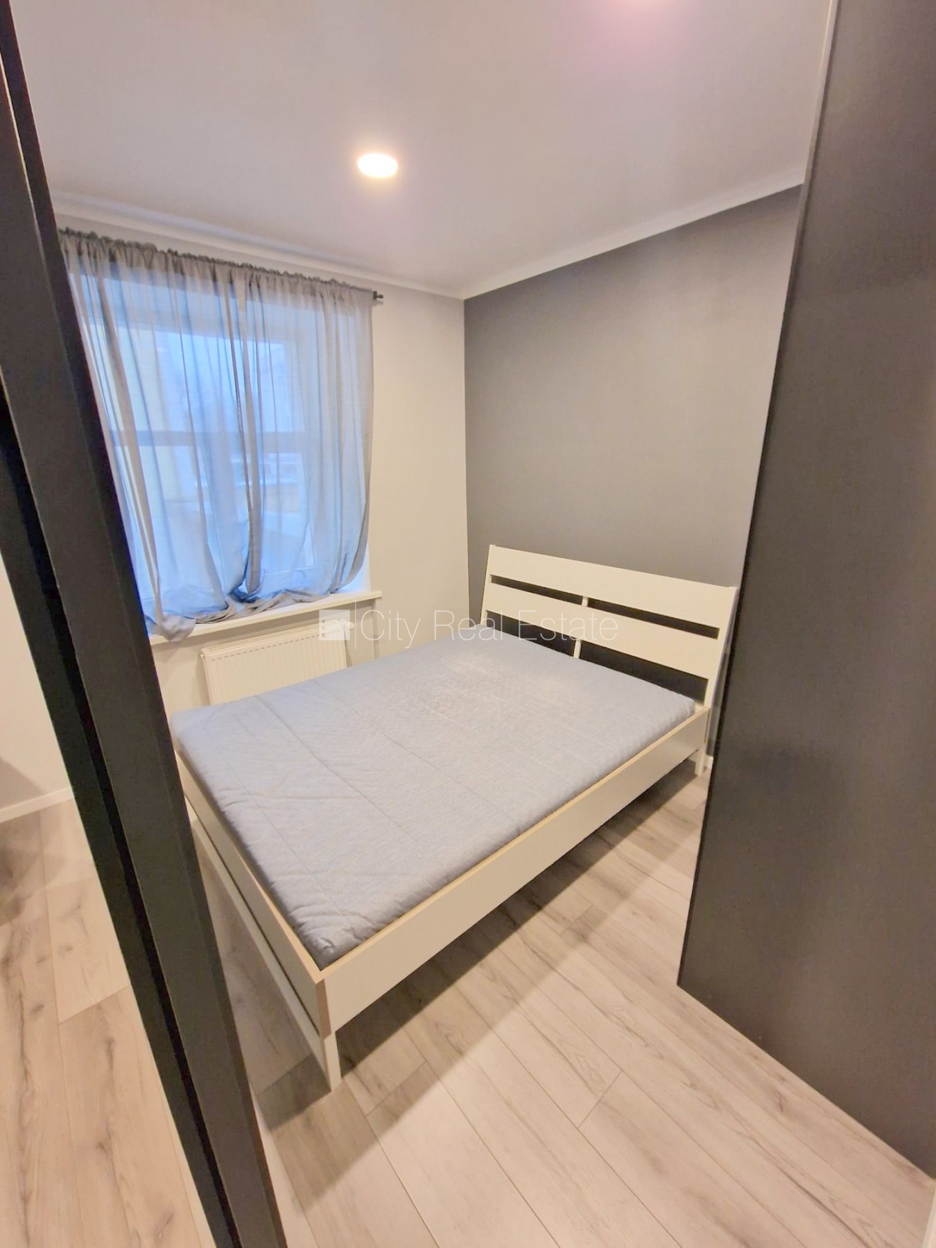 Sludinājumi. Pagalma ēka, renovēta māja, labiekārtots apzaļumots pagalms, ieeja no ielas, kāpņu telpa pēc Cena: 400 EUR/mēn Foto #9