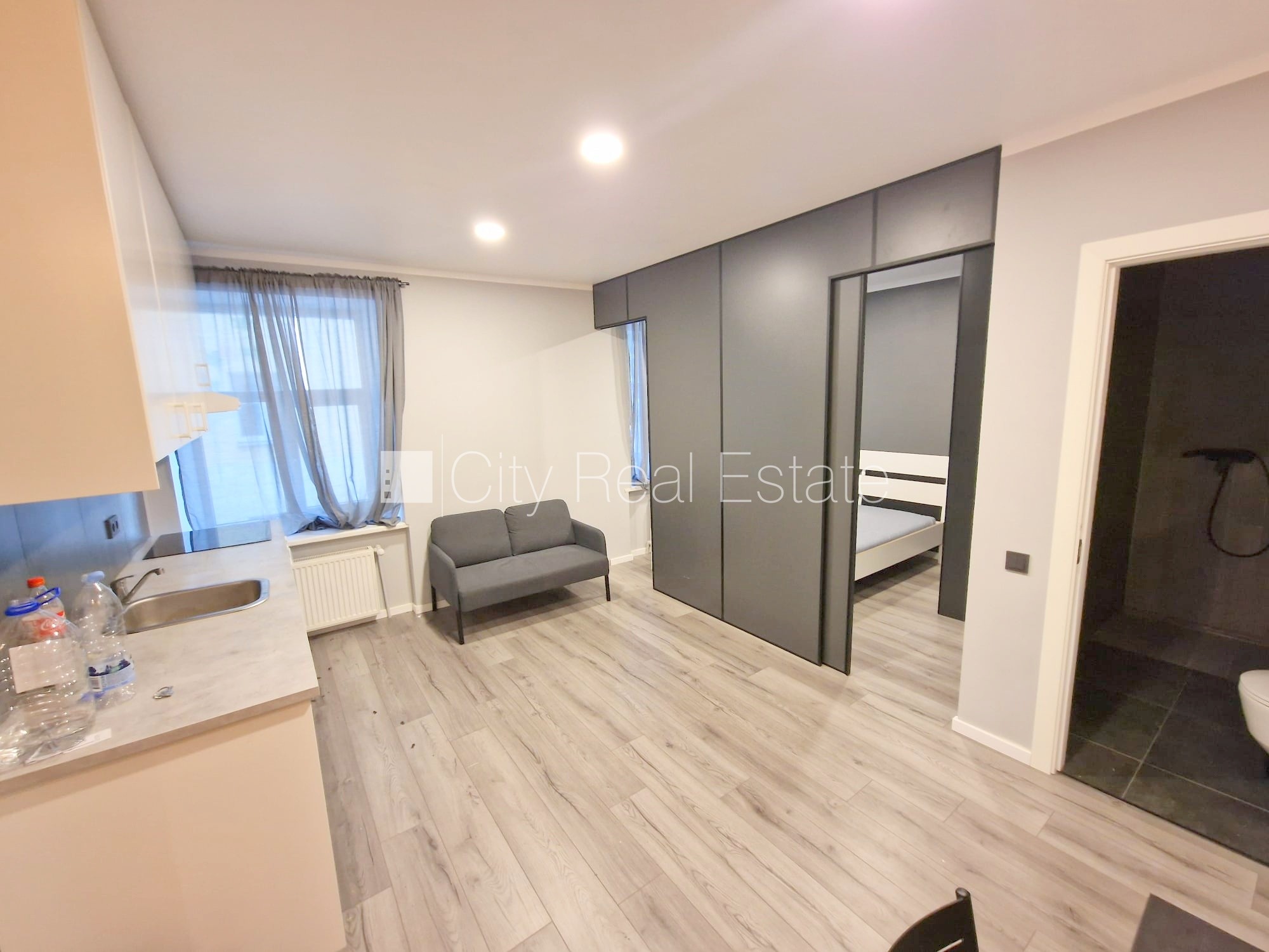 Sludinājumi. Pagalma ēka, renovēta māja, labiekārtots apzaļumots pagalms, ieeja no ielas, kāpņu telpa pēc Cena: 400 EUR/mēn Foto #2