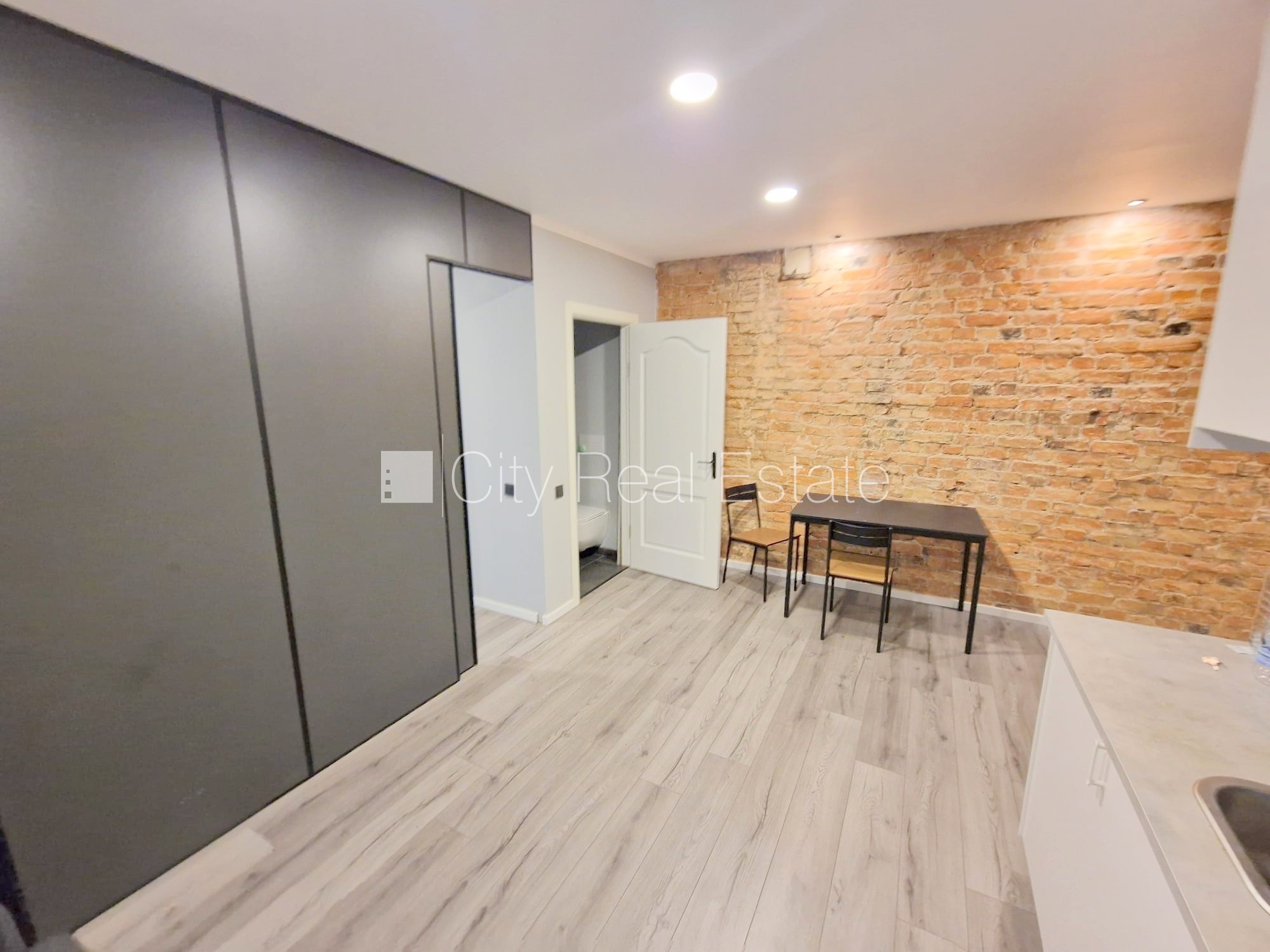 Sludinājumi. Pagalma ēka, renovēta māja, labiekārtots apzaļumots pagalms, ieeja no ielas, kāpņu telpa pēc Cena: 400 EUR/mēn Foto #7