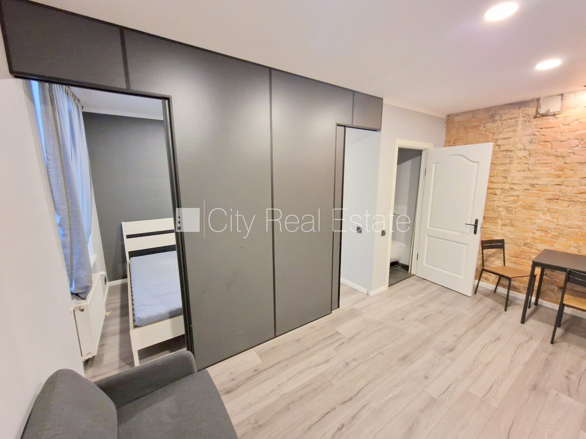 Sludinājumi. Pagalma ēka, renovēta māja, labiekārtots apzaļumots pagalms, ieeja no ielas, kāpņu telpa pēc Cena: 400 EUR/mēn Foto #6