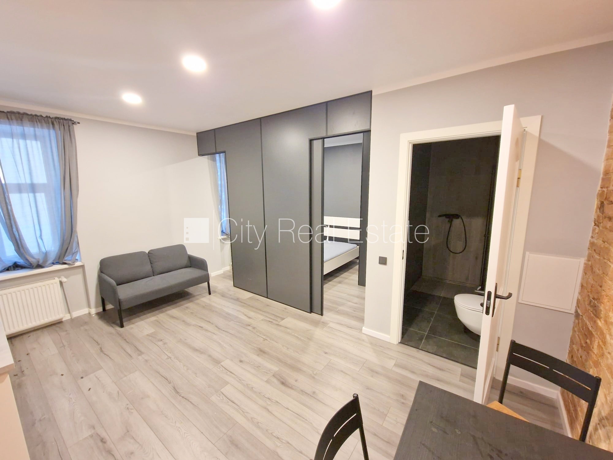 Sludinājumi. Pagalma ēka, renovēta māja, labiekārtots apzaļumots pagalms, ieeja no ielas, kāpņu telpa pēc Cena: 400 EUR/mēn Foto #3