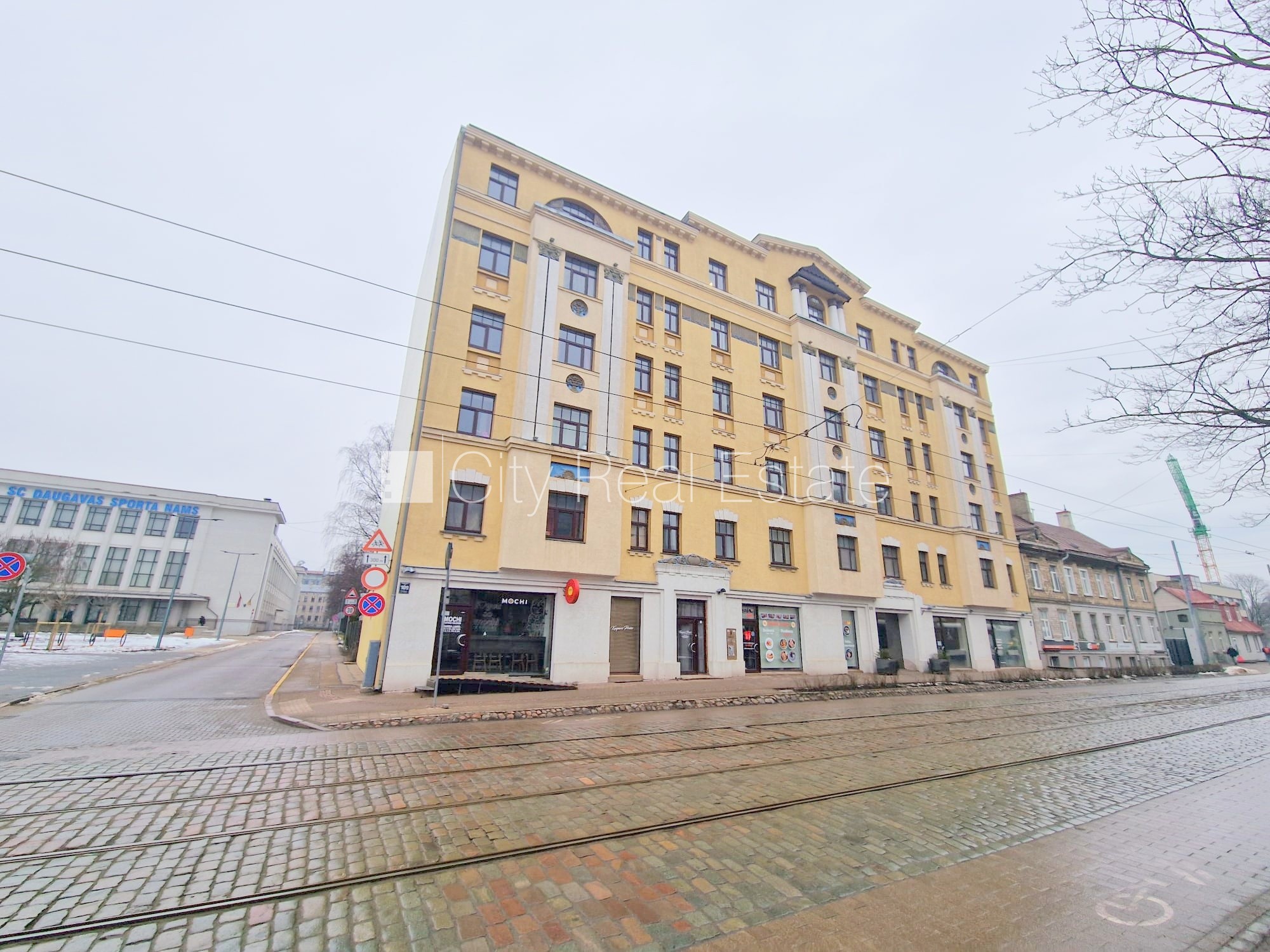 Sludinājumi. Pagalma ēka, renovēta māja, labiekārtots apzaļumots pagalms, ieeja no ielas, kāpņu telpa pēc Cena: 400 EUR/mēn Foto #19