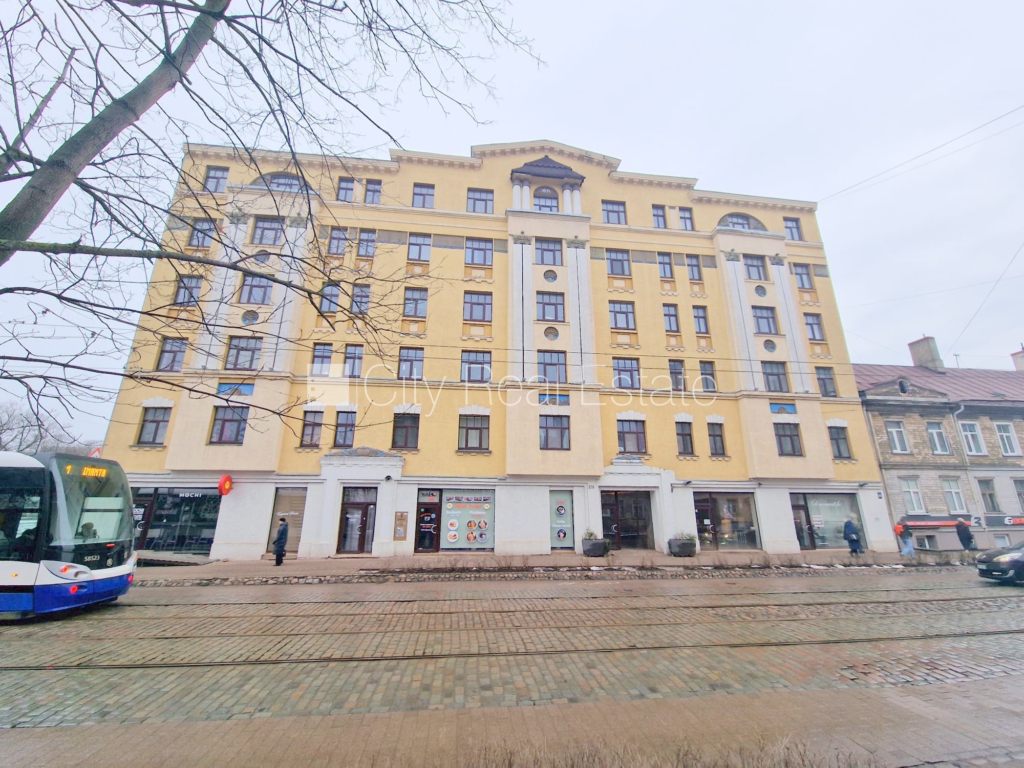 Sludinājumi. Pagalma ēka, renovēta māja, labiekārtots apzaļumots pagalms, ieeja no ielas, kāpņu telpa pēc Cena: 400 EUR/mēn Foto #18