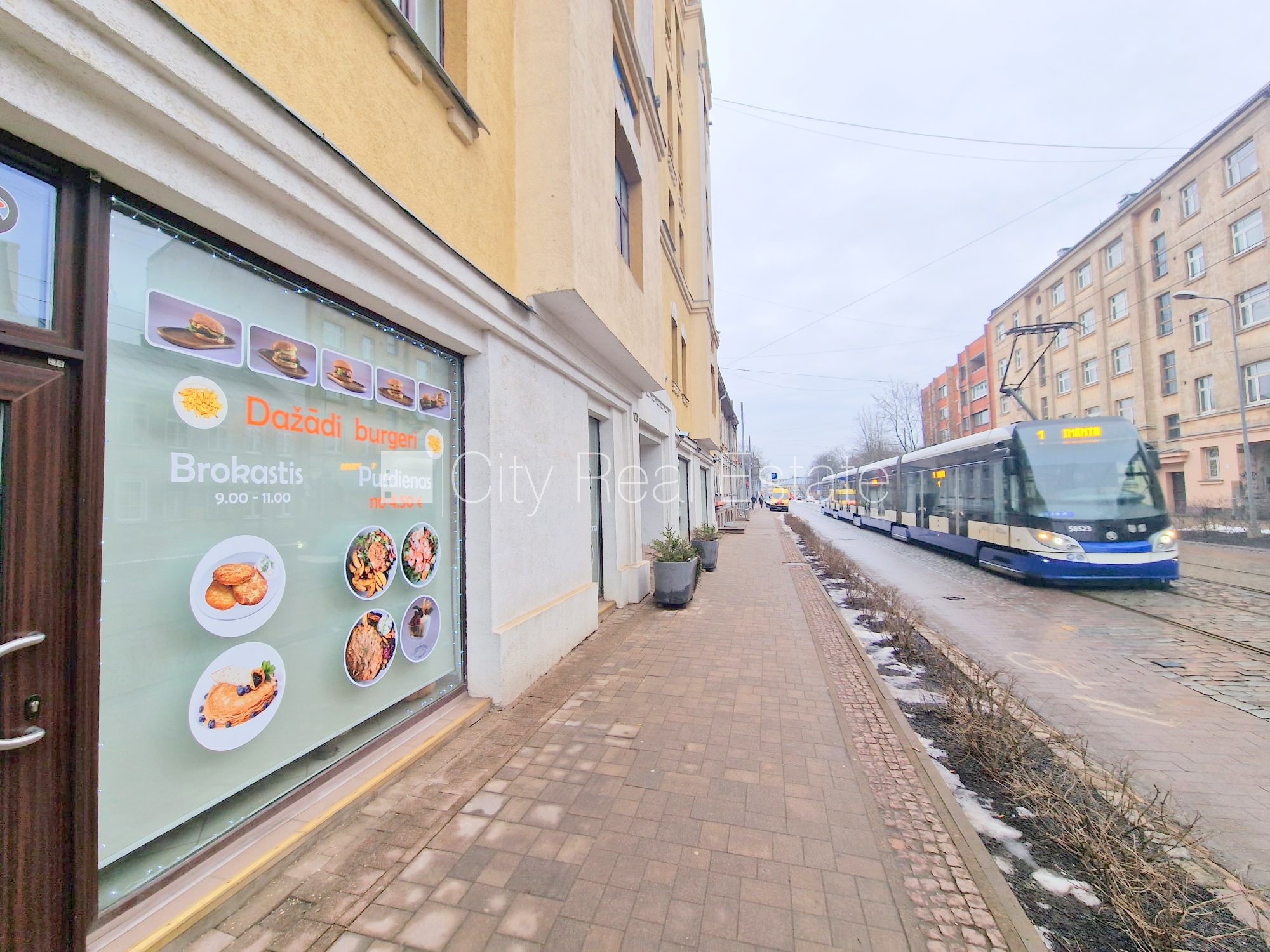 Sludinājumi. Pagalma ēka, renovēta māja, labiekārtots apzaļumots pagalms, ieeja no ielas, kāpņu telpa pēc Cena: 400 EUR/mēn Foto #17