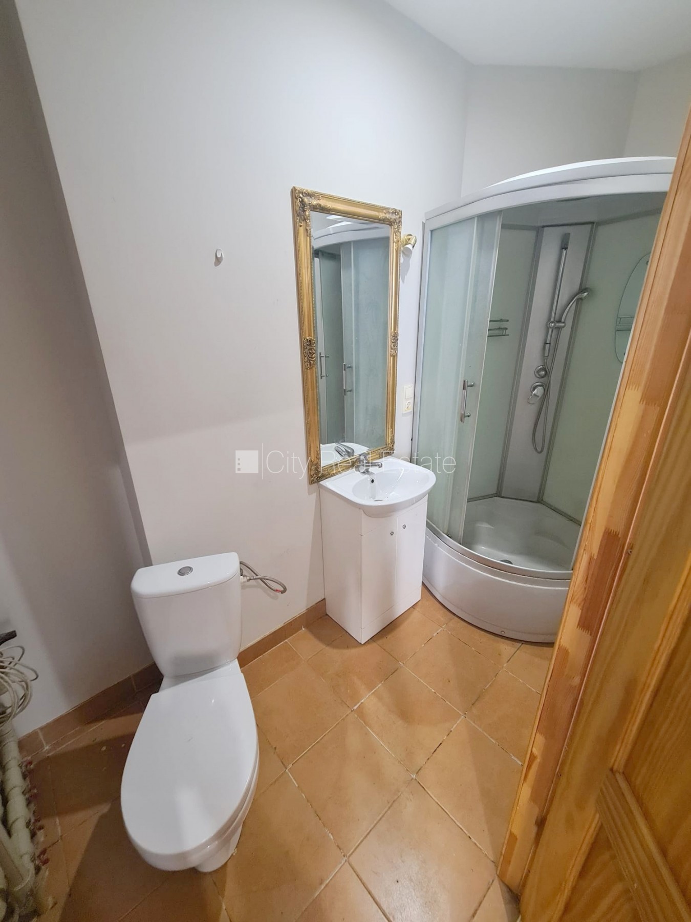 Sludinājumi. Pagalma ēka, renovēta māja, slēgts pagalms, ieeja no ielas, kāpņu telpa pēc kapitālā remonta, logi Cena: 280 EUR/mēn Foto #11