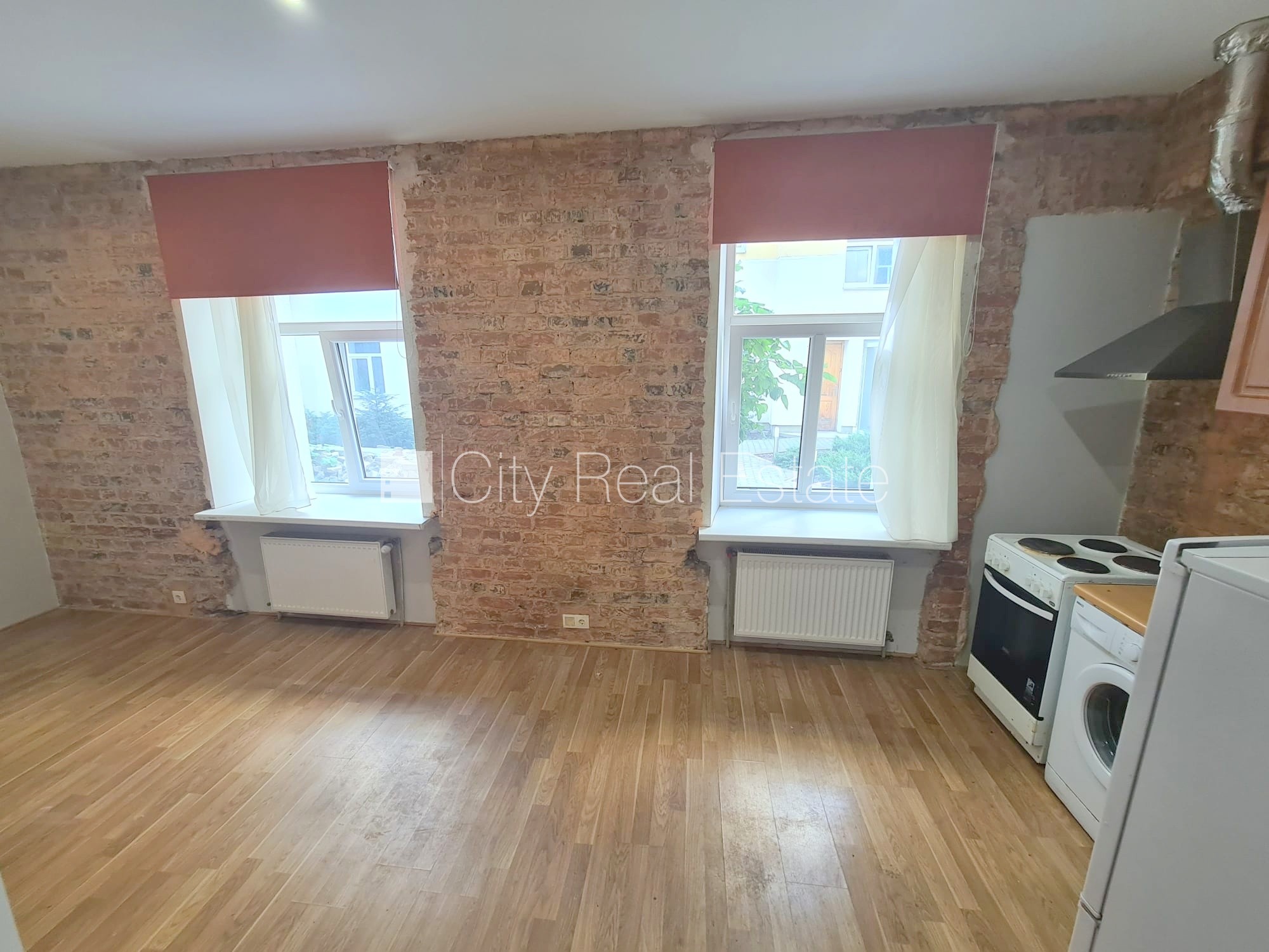 Sludinājumi. Pagalma ēka, renovēta māja, slēgts pagalms, ieeja no ielas, kāpņu telpa pēc kapitālā remonta, logi Cena: 280 EUR/mēn Foto #9