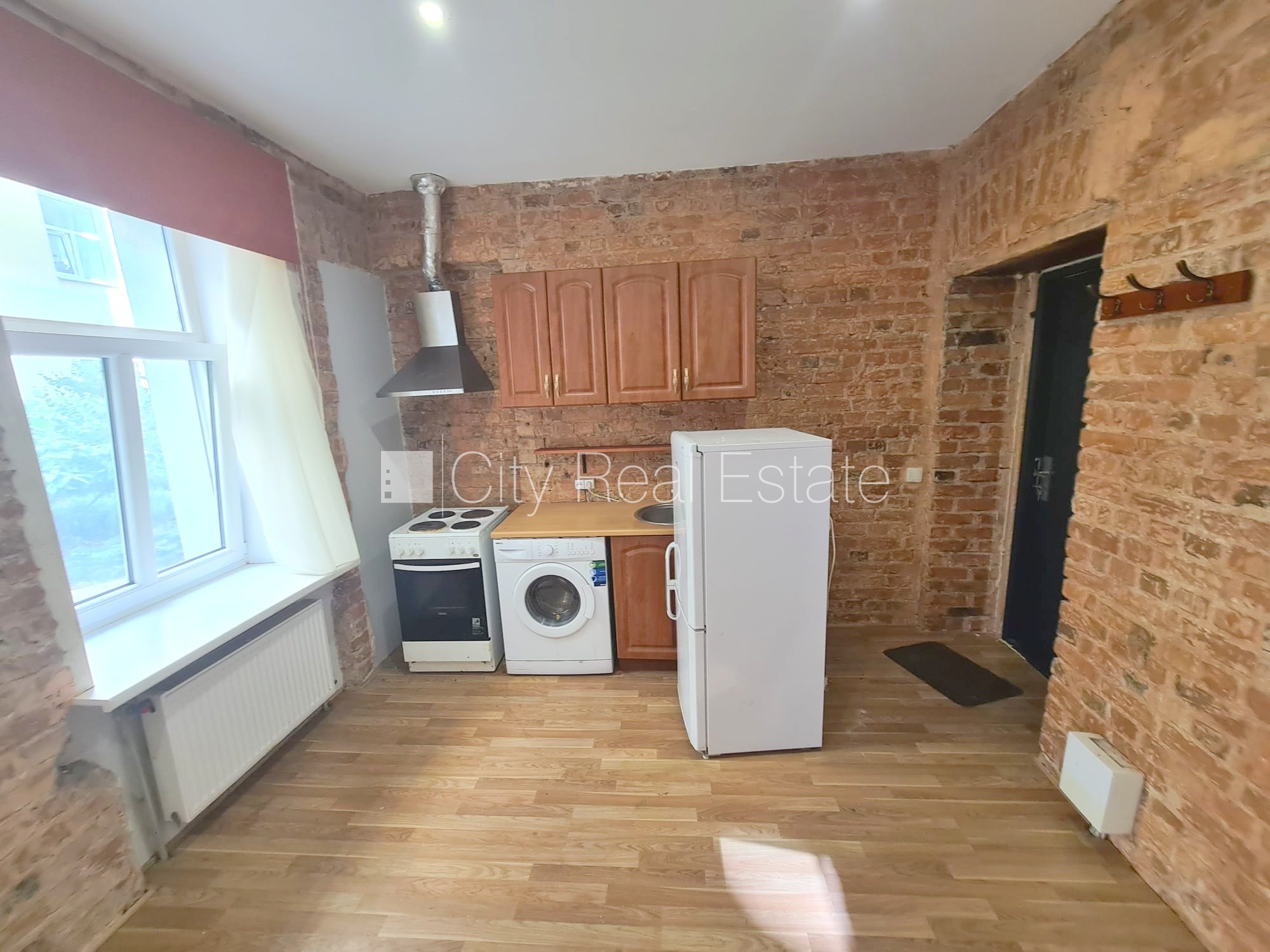 Sludinājumi. Pagalma ēka, renovēta māja, slēgts pagalms, ieeja no ielas, kāpņu telpa pēc kapitālā remonta, logi Cena: 280 EUR/mēn Foto #8