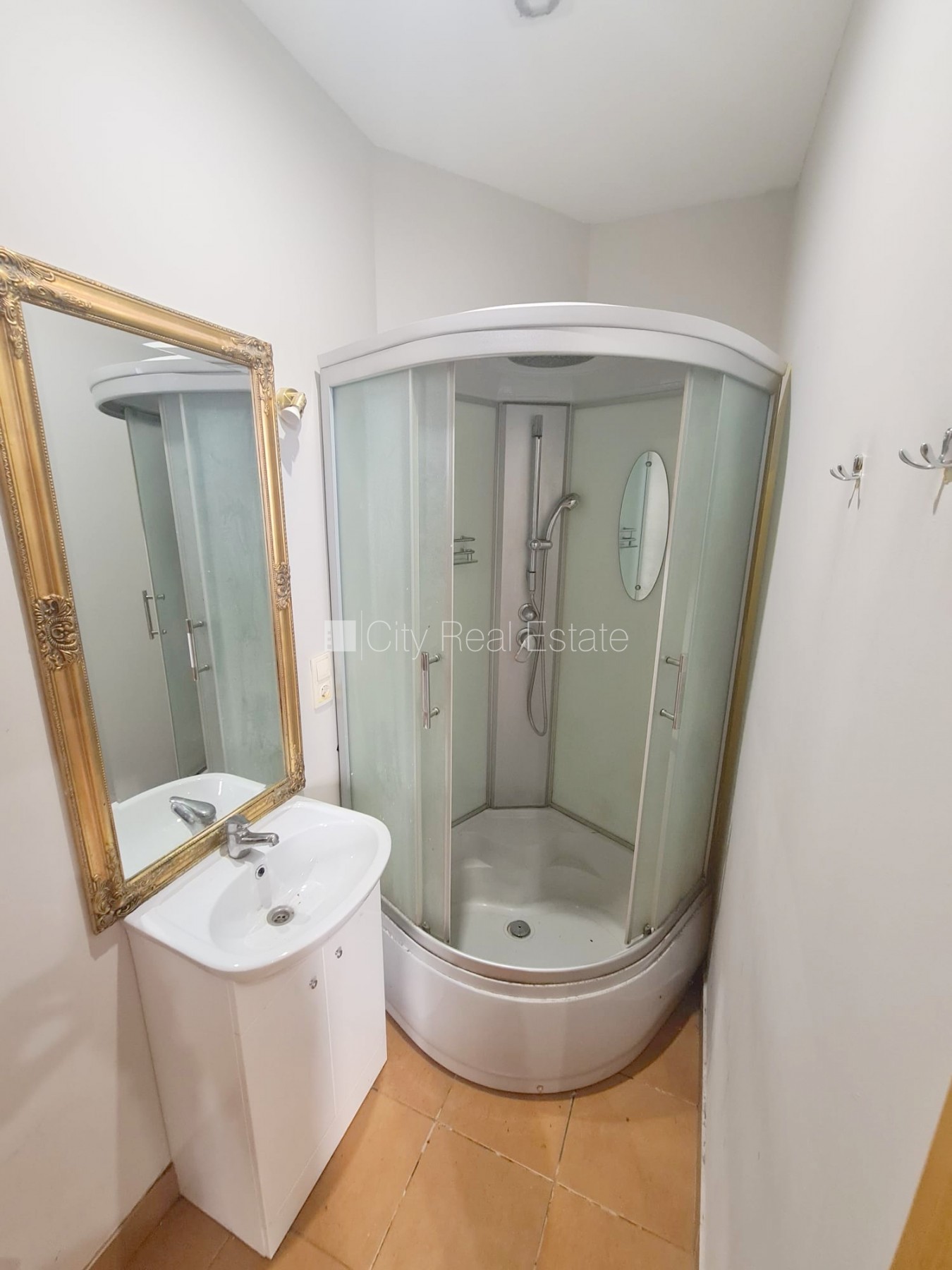 Sludinājumi. Pagalma ēka, renovēta māja, slēgts pagalms, ieeja no ielas, kāpņu telpa pēc kapitālā remonta, logi Cena: 280 EUR/mēn Foto #10