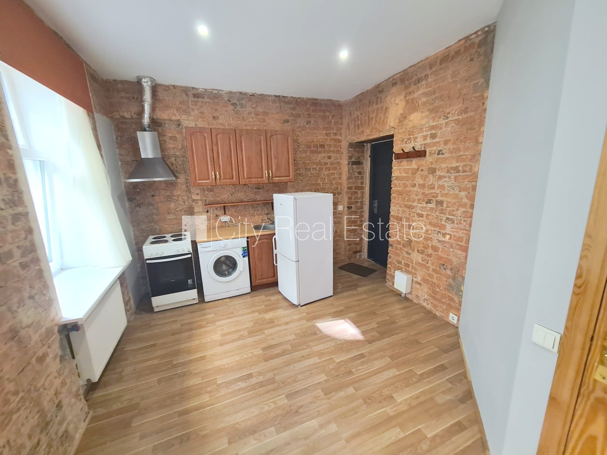 Sludinājumi. Pagalma ēka, renovēta māja, slēgts pagalms, ieeja no ielas, kāpņu telpa pēc kapitālā remonta, logi Cena: 280 EUR/mēn Foto #3