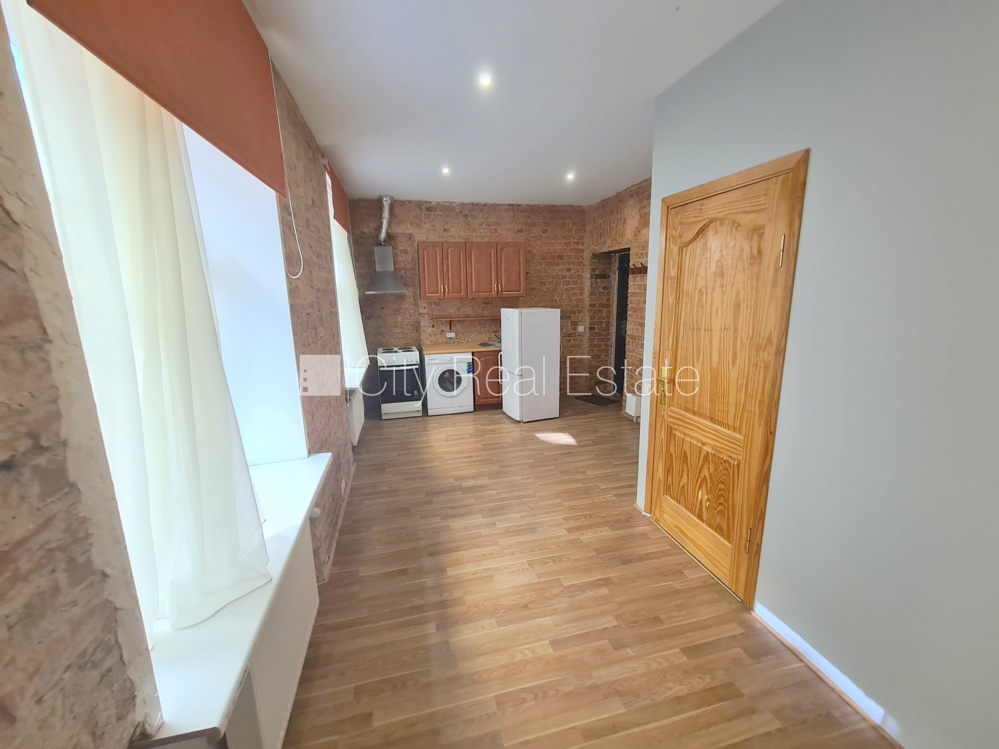 Sludinājumi. Pagalma ēka, renovēta māja, slēgts pagalms, ieeja no ielas, kāpņu telpa pēc kapitālā remonta, logi Cena: 280 EUR/mēn Foto #2