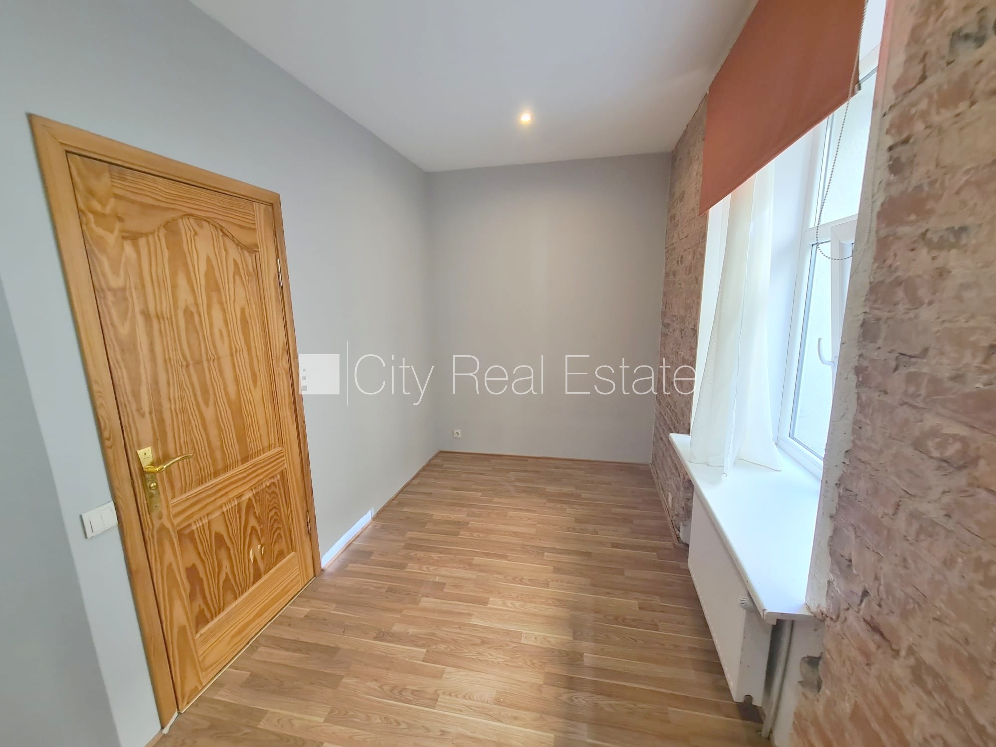 Sludinājumi. Pagalma ēka, renovēta māja, slēgts pagalms, ieeja no ielas, kāpņu telpa pēc kapitālā remonta, logi Cena: 280 EUR/mēn Foto #7