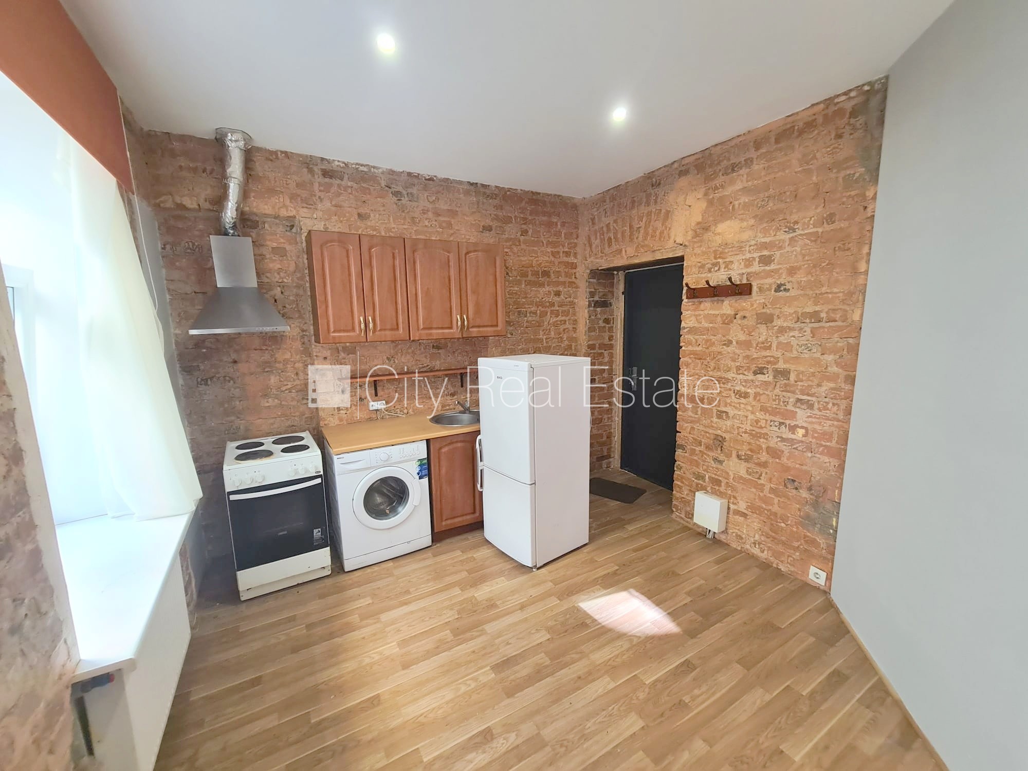 Sludinājumi. Pagalma ēka, renovēta māja, slēgts pagalms, ieeja no ielas, kāpņu telpa pēc kapitālā remonta, logi Cena: 280 EUR/mēn Foto #4