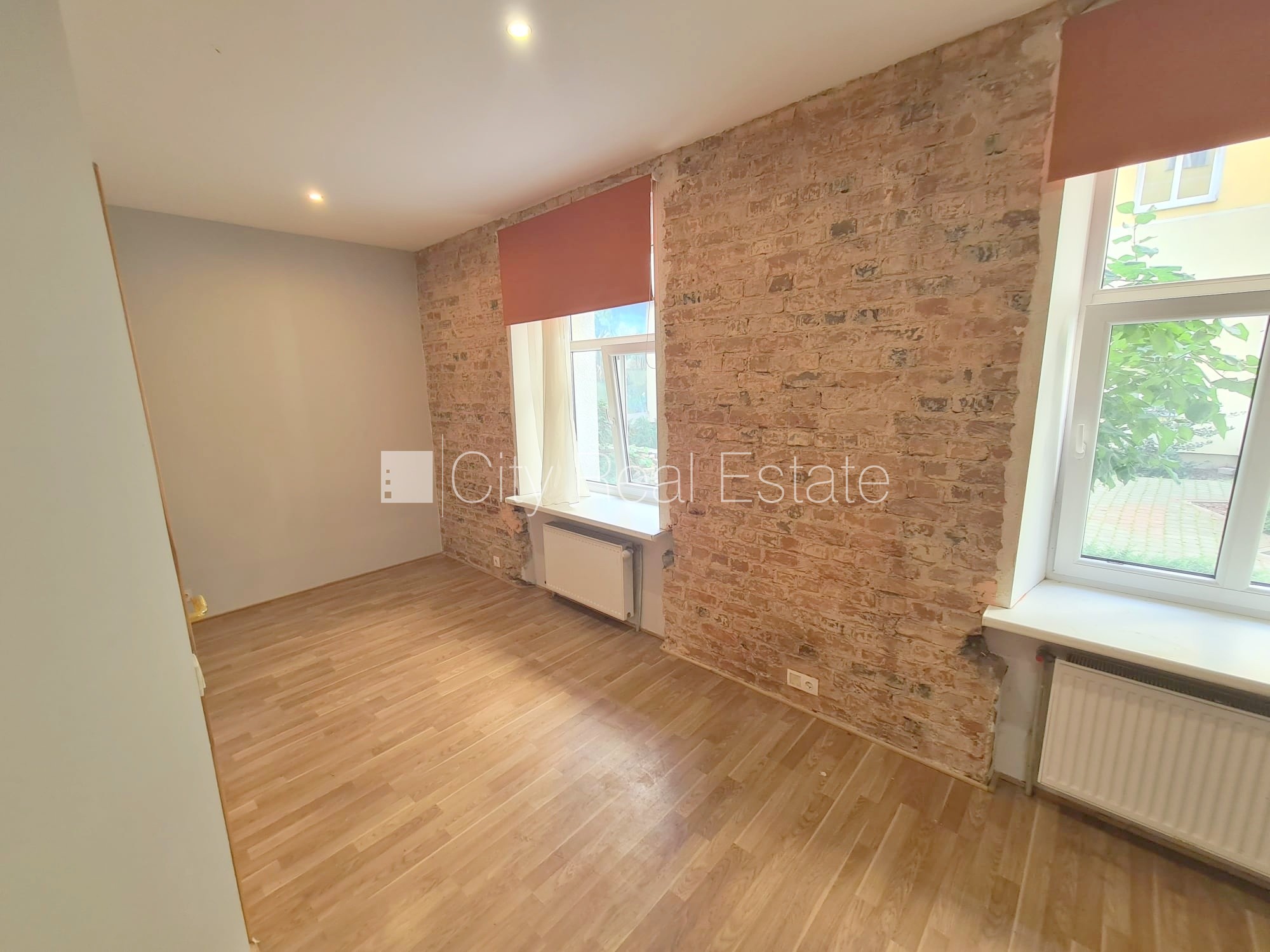 Sludinājumi. Pagalma ēka, renovēta māja, slēgts pagalms, ieeja no ielas, kāpņu telpa pēc kapitālā remonta, logi Cena: 280 EUR/mēn Foto #5