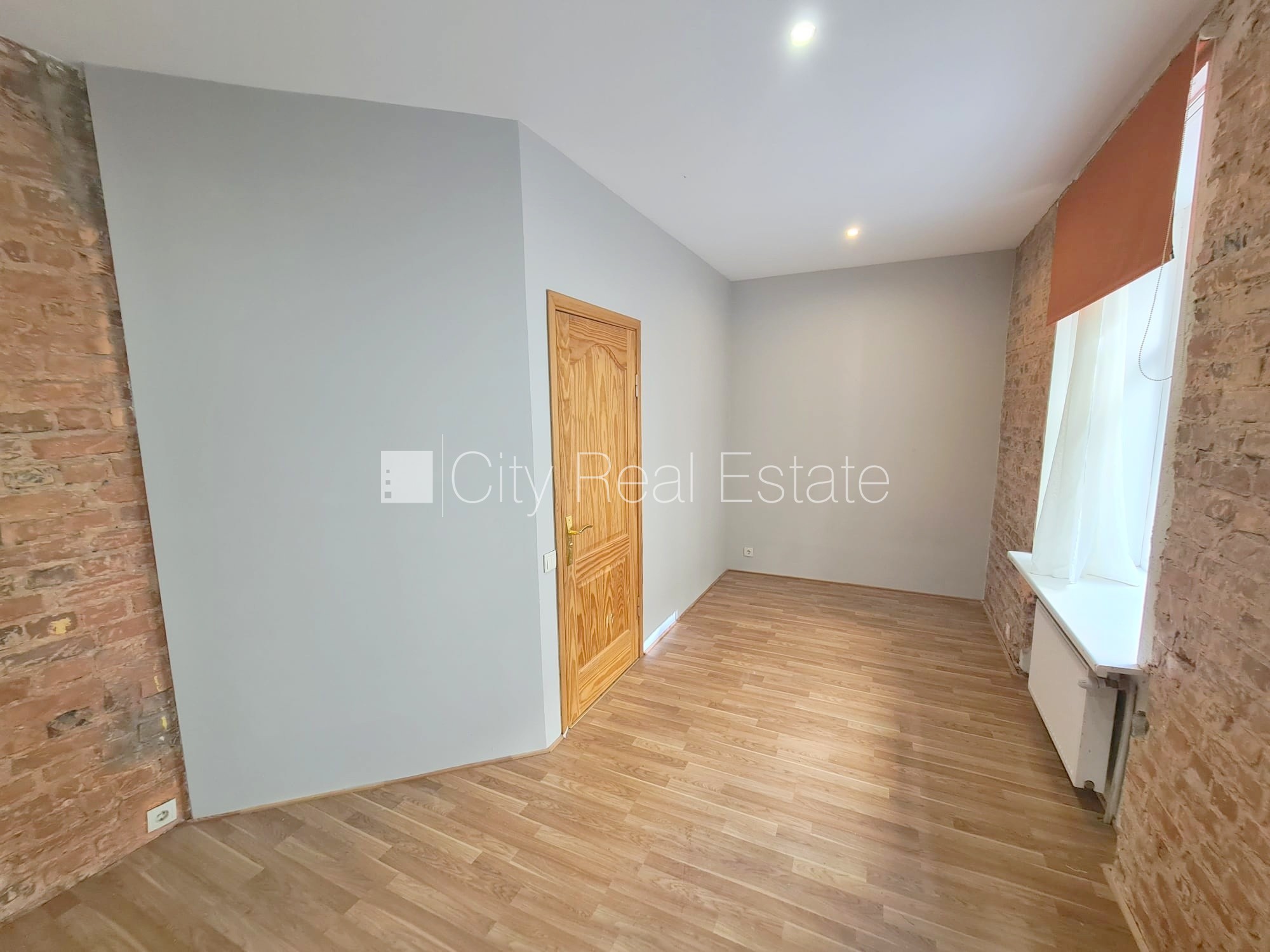 Sludinājumi. Pagalma ēka, renovēta māja, slēgts pagalms, ieeja no ielas, kāpņu telpa pēc kapitālā remonta, logi Cena: 280 EUR/mēn Foto #6