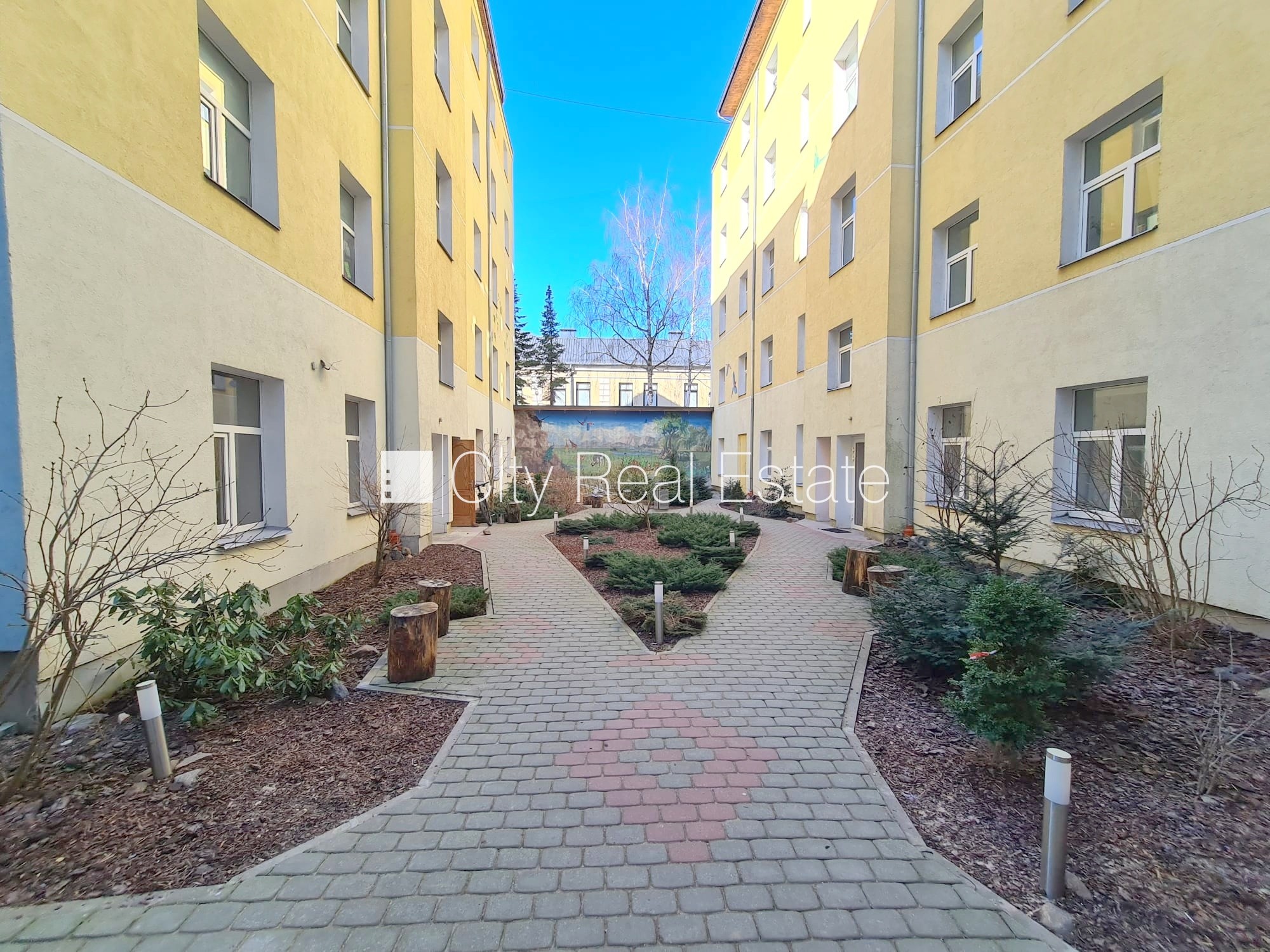 Sludinājumi. Pagalma ēka, renovēta māja, slēgts pagalms, ieeja no ielas, kāpņu telpa pēc kapitālā remonta, logi Cena: 280 EUR/mēn Foto #15