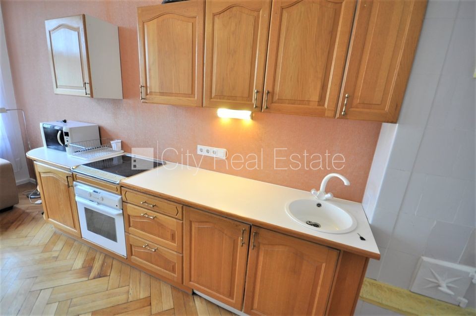 Sludinājumi. Fasādes māja, renovēta māja, slēgts pagalms, ieeja no ielas, ir lifts, kāpņu telpa pēc kosmētiskā Cena: 620 EUR/mēn Foto #2