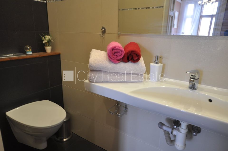 Sludinājumi. Fasādes māja, renovēta māja, slēgts pagalms, ieeja no ielas, ir lifts, kāpņu telpa pēc kosmētiskā Cena: 620 EUR/mēn Foto #7