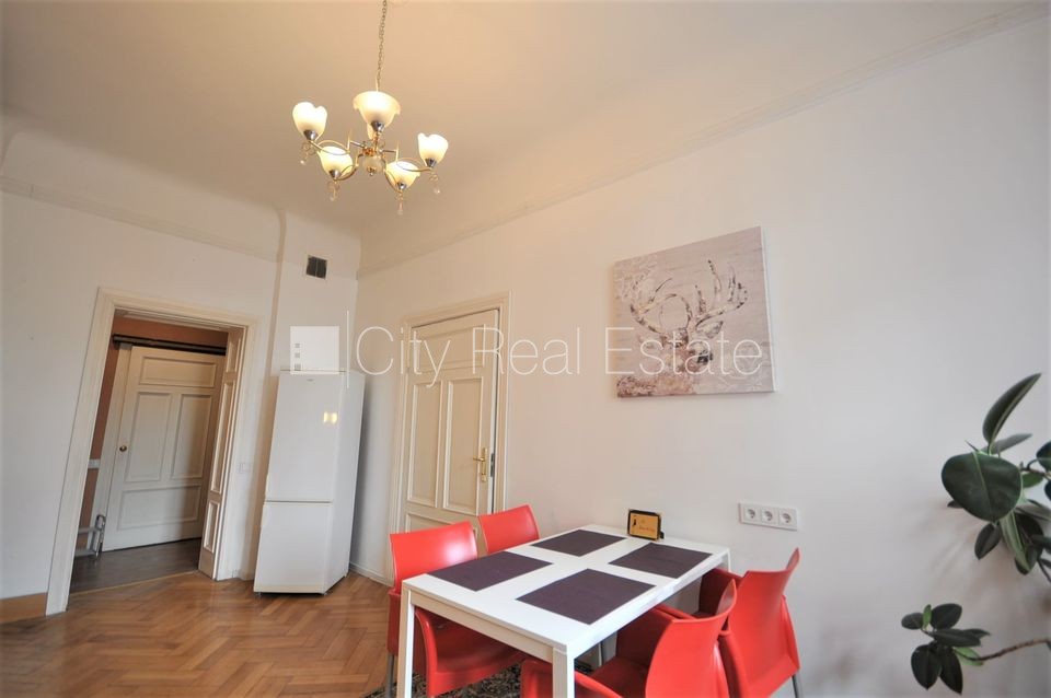 Sludinājumi. Fasādes māja, renovēta māja, slēgts pagalms, ieeja no ielas, ir lifts, kāpņu telpa pēc kosmētiskā Cena: 620 EUR/mēn Foto #3