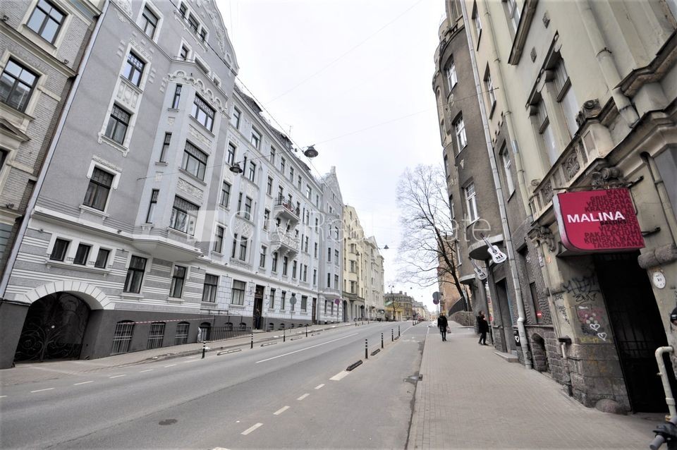 Sludinājumi. Fasādes māja, renovēta māja, slēgts pagalms, ieeja no ielas, ir lifts, kāpņu telpa pēc kosmētiskā Cena: 620 EUR/mēn Foto #11